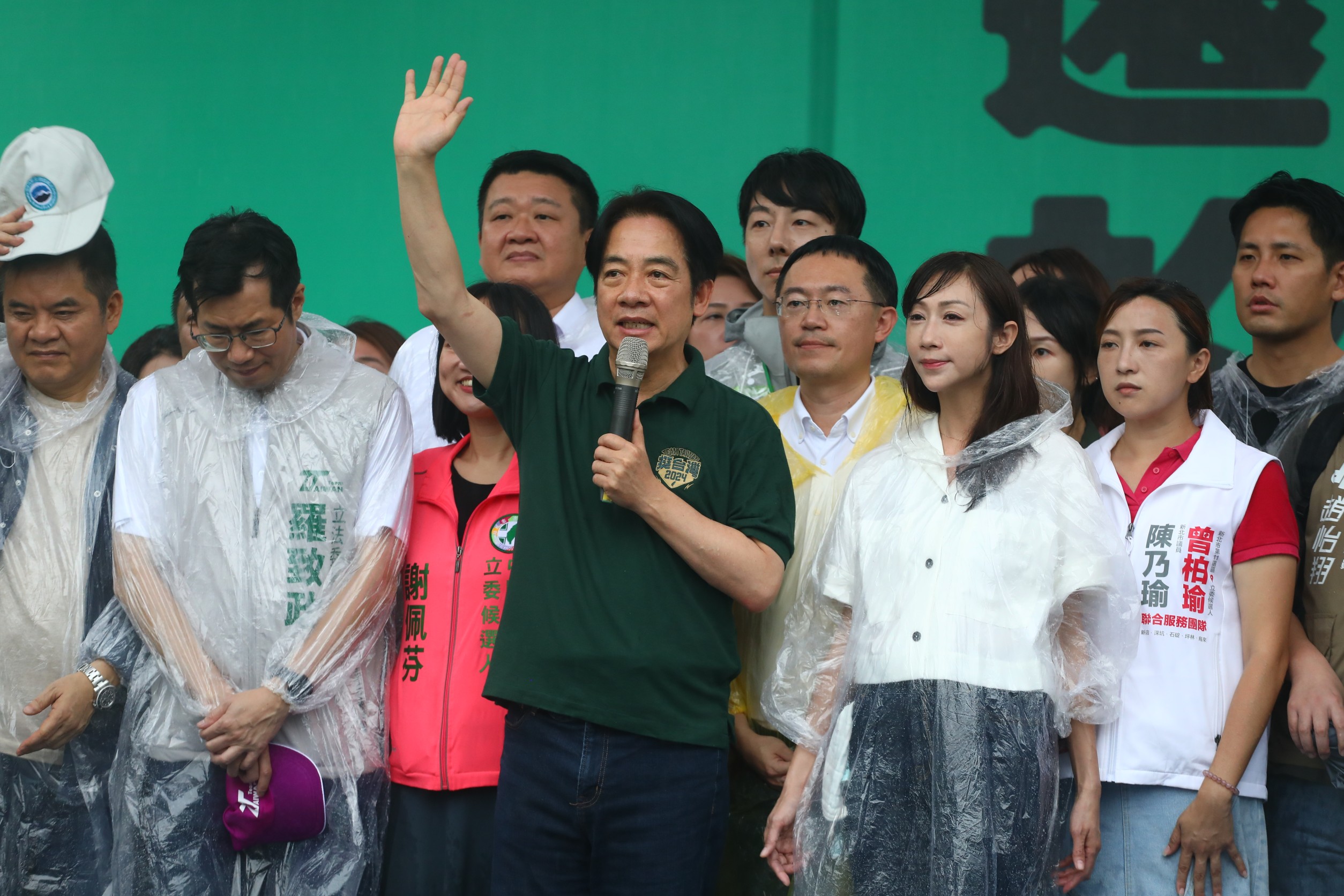 賴清德（中）出席還路於民大遊行，祭出2原則、3承諾。