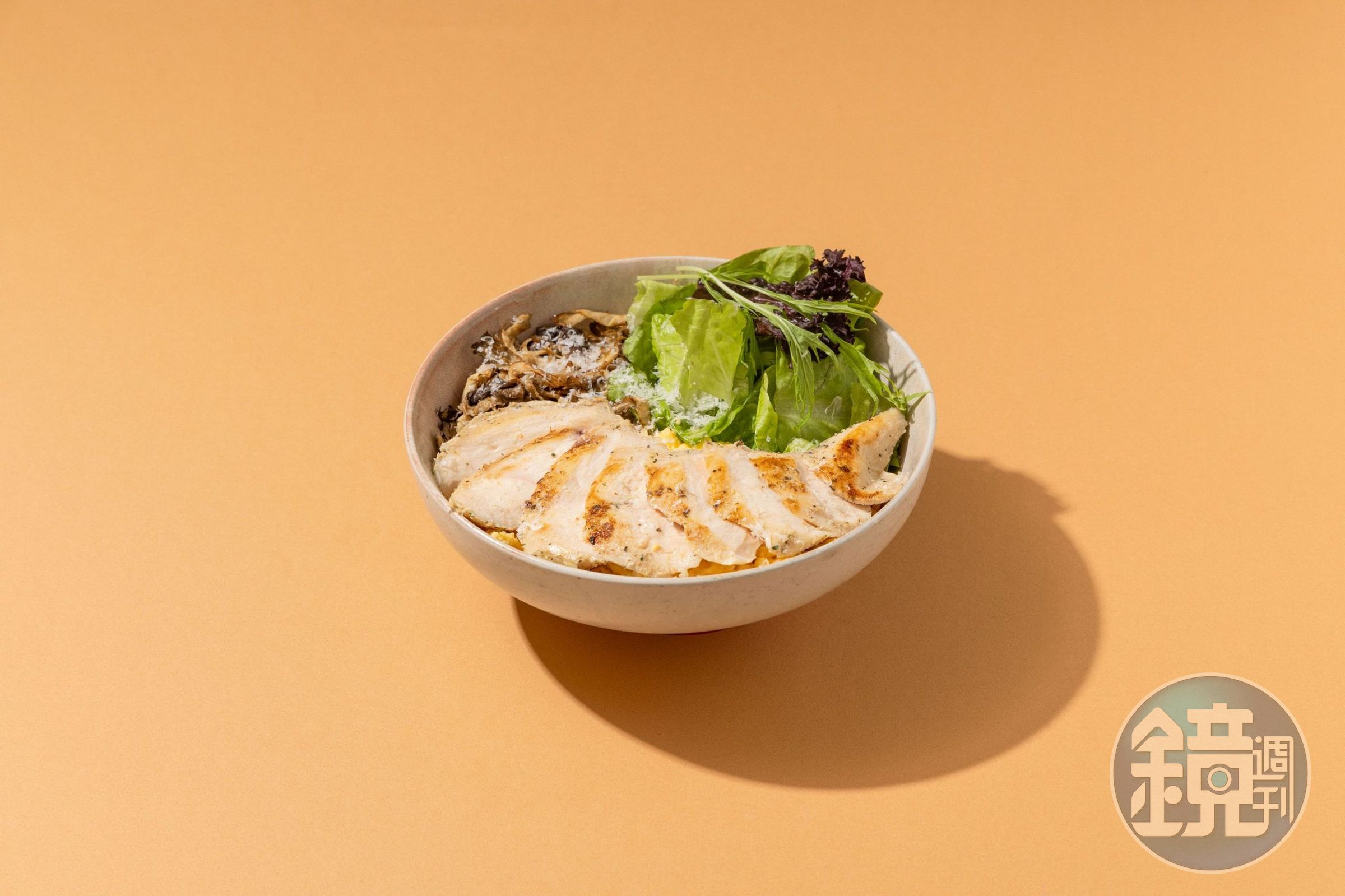 熱量低，飽足感卻絕對足夠的「低碳舒肥雞藜麥花椰飯」。（390元／份，貳樓提供）