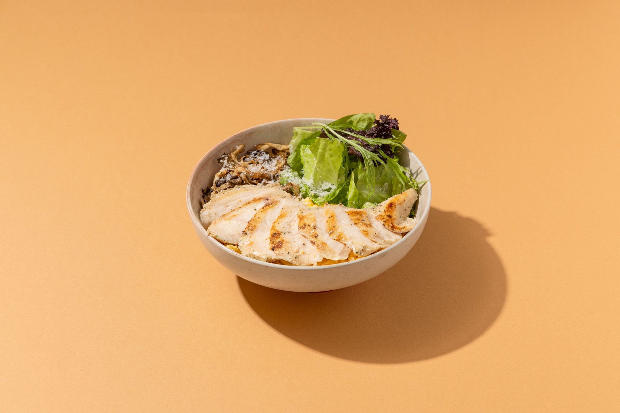 熱量低，飽足感卻絕對足夠的「低碳舒肥雞藜麥花椰飯」。（390元／份，貳樓提供）