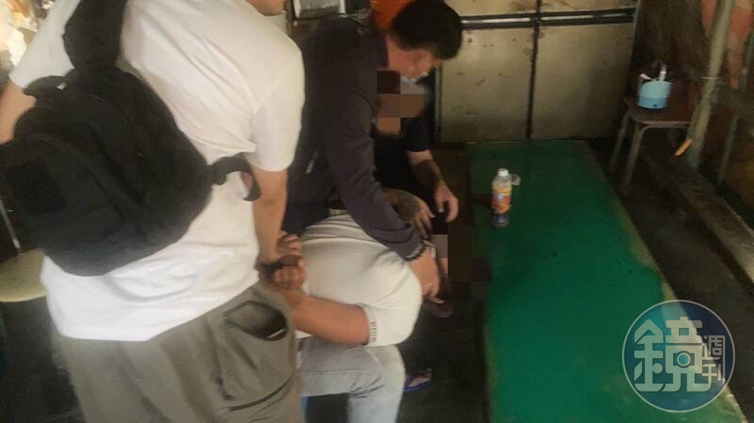 高雄市鳳山區一家遊藝館遭持棍搶劫，警方仁武區一家檳榔攤將涉案李嫌拘捕到案。（翻攝畫面）