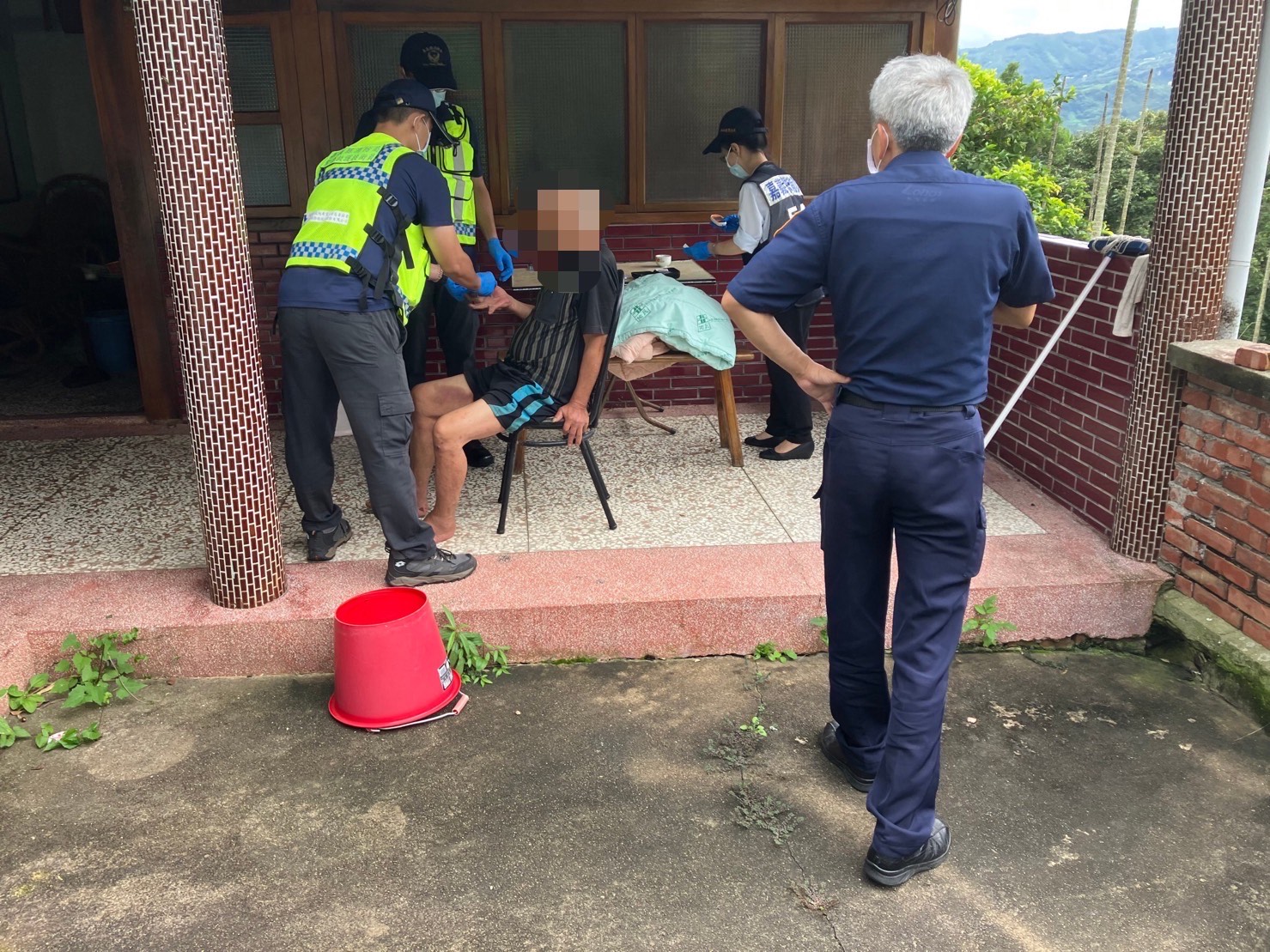 嘉義縣警竹崎分局員警與消防員合力扛民眾下山就醫，避免憾事發生。（翻攝畫面）
