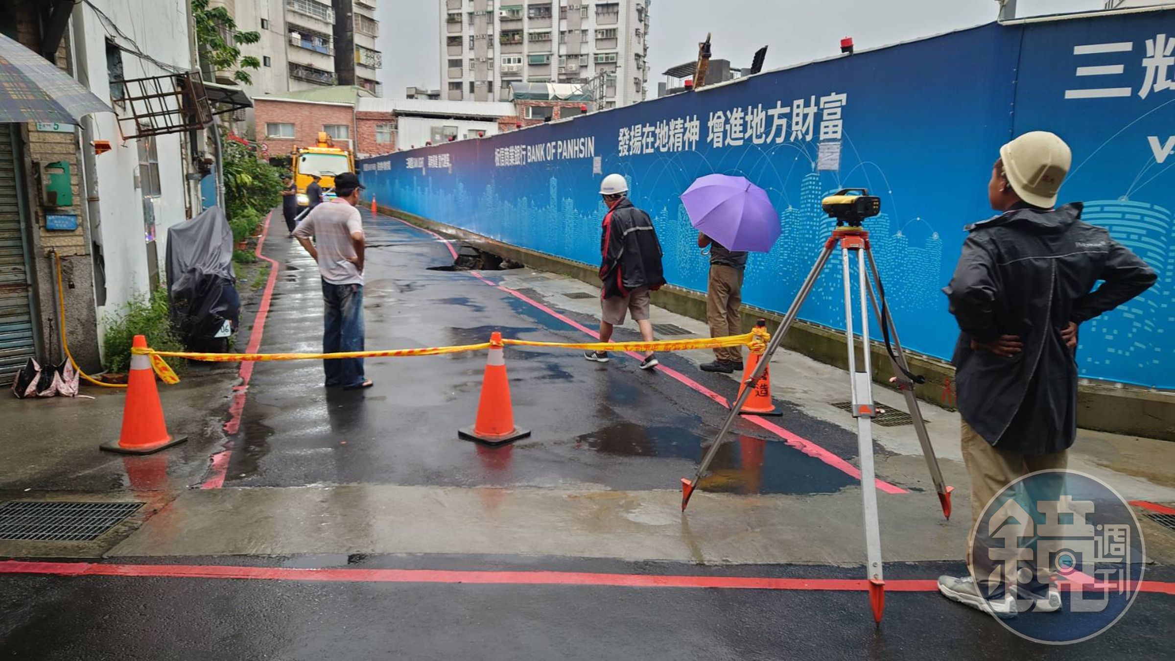 萬華區昆明街的工地旁20日下午發生路面塌陷的情況。(北市府建管處提供)
