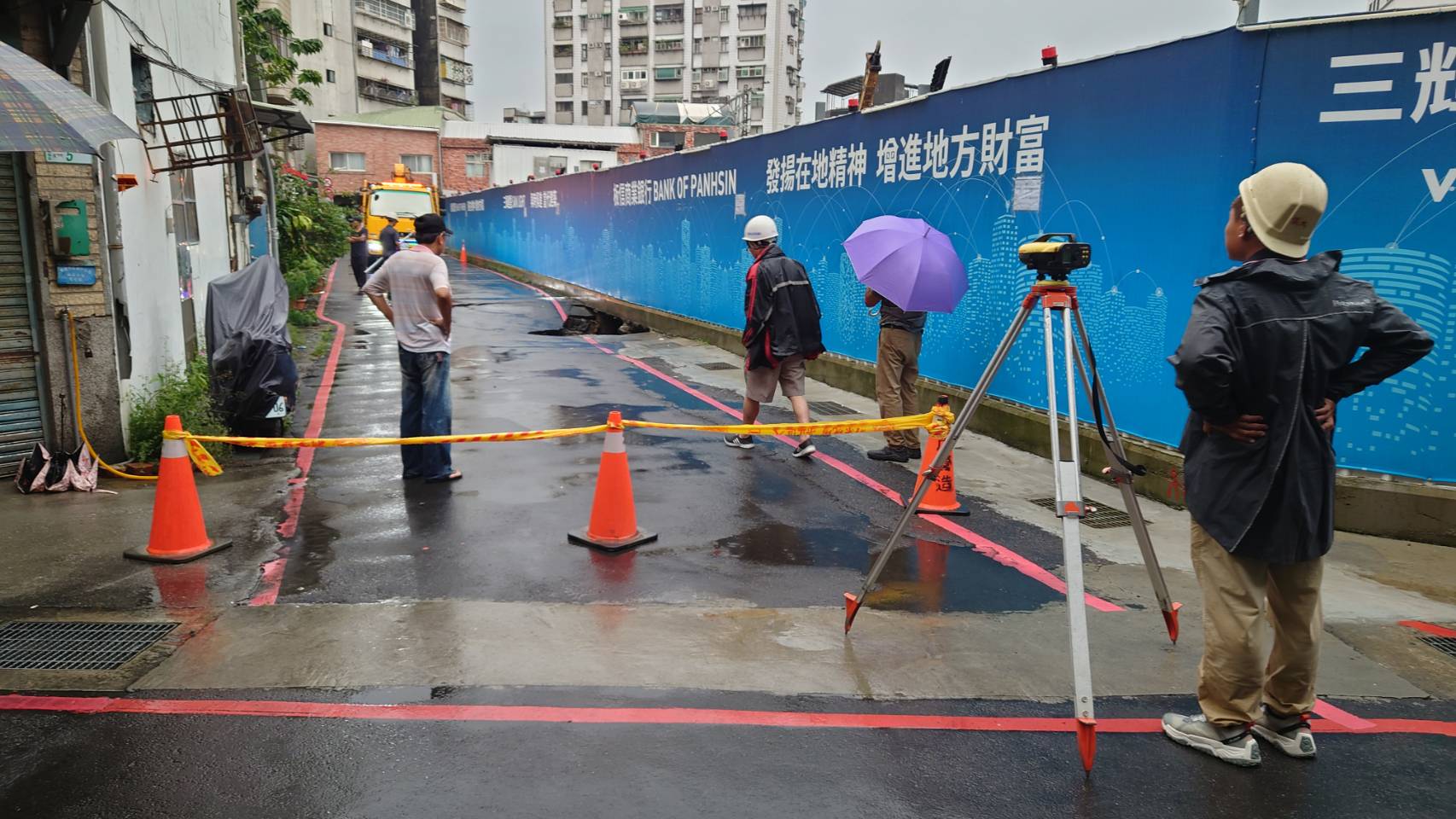 萬華區昆明街的工地旁20日下午發生路面塌陷的情況。（北市府建管處提供）