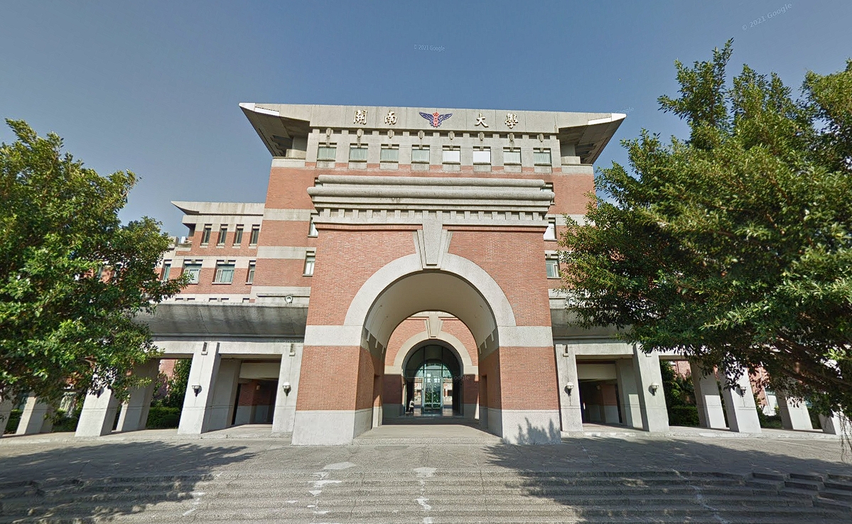 開南大學20日發生警方查案過程中，犯嫌疑似畏罪墜樓的事件。（翻攝自Google Maps）