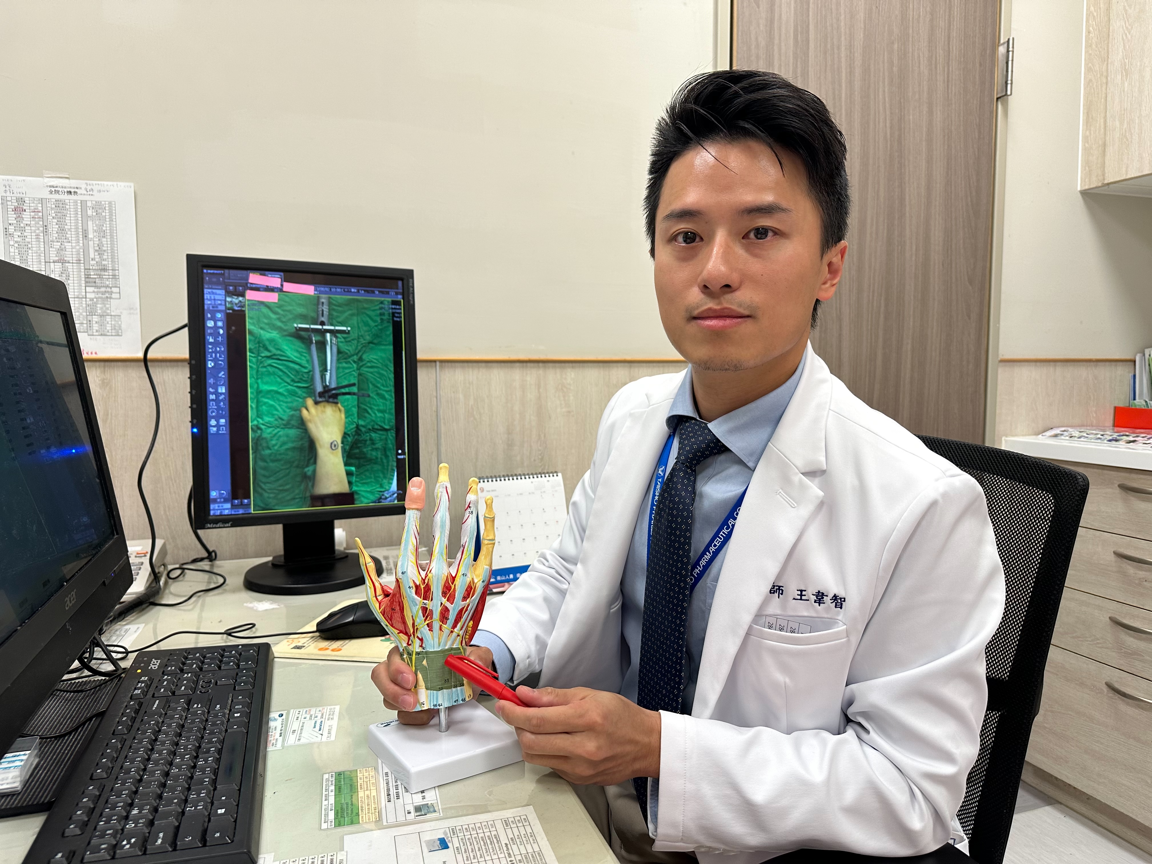 王韋智建議若發現手部有突出現象，建議早期就醫。（中國醫藥大學新竹附設醫院提供）