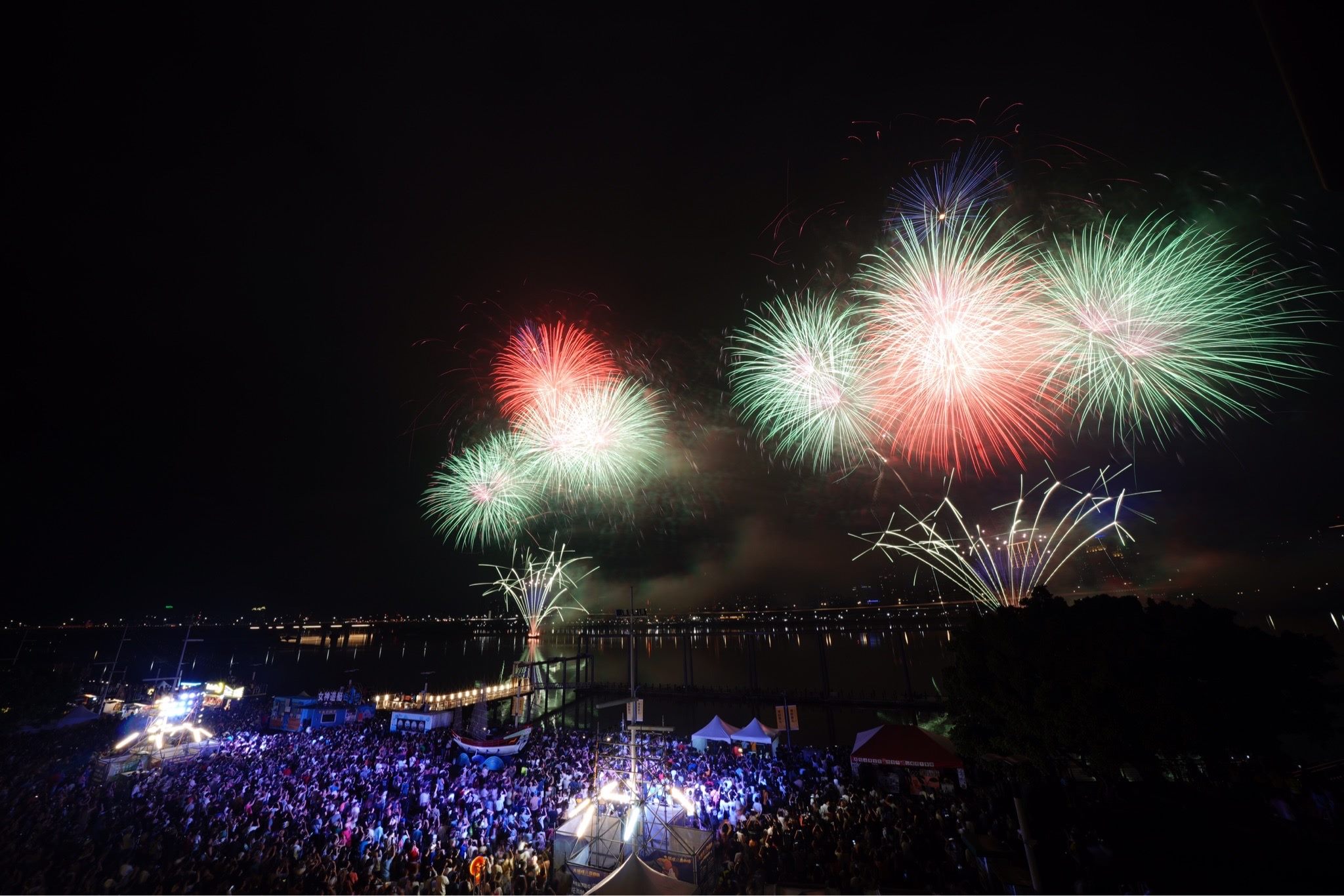 「2023大稻埕夏日節」480秒煙火秀20日壓軸登場，吸逾10萬人次到場觀賞。