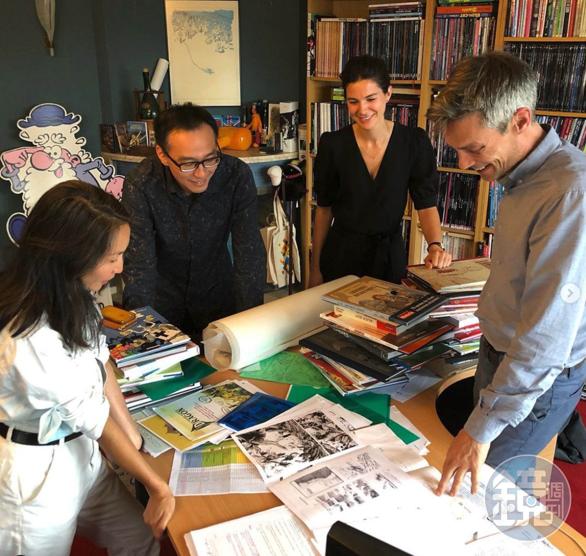 《OKEN：詩的端倪》2021年奪下布魯塞爾漫畫節新秀獎，吳識鴻（左2）赴比利時領獎，並與評審團主席盧慧芳（左1）、發行法語版的倫巴第出版社主編Gauthier Van Meerbeeck（右1）、編輯Camille Monnart（右2）見面。（目宿媒體提供）