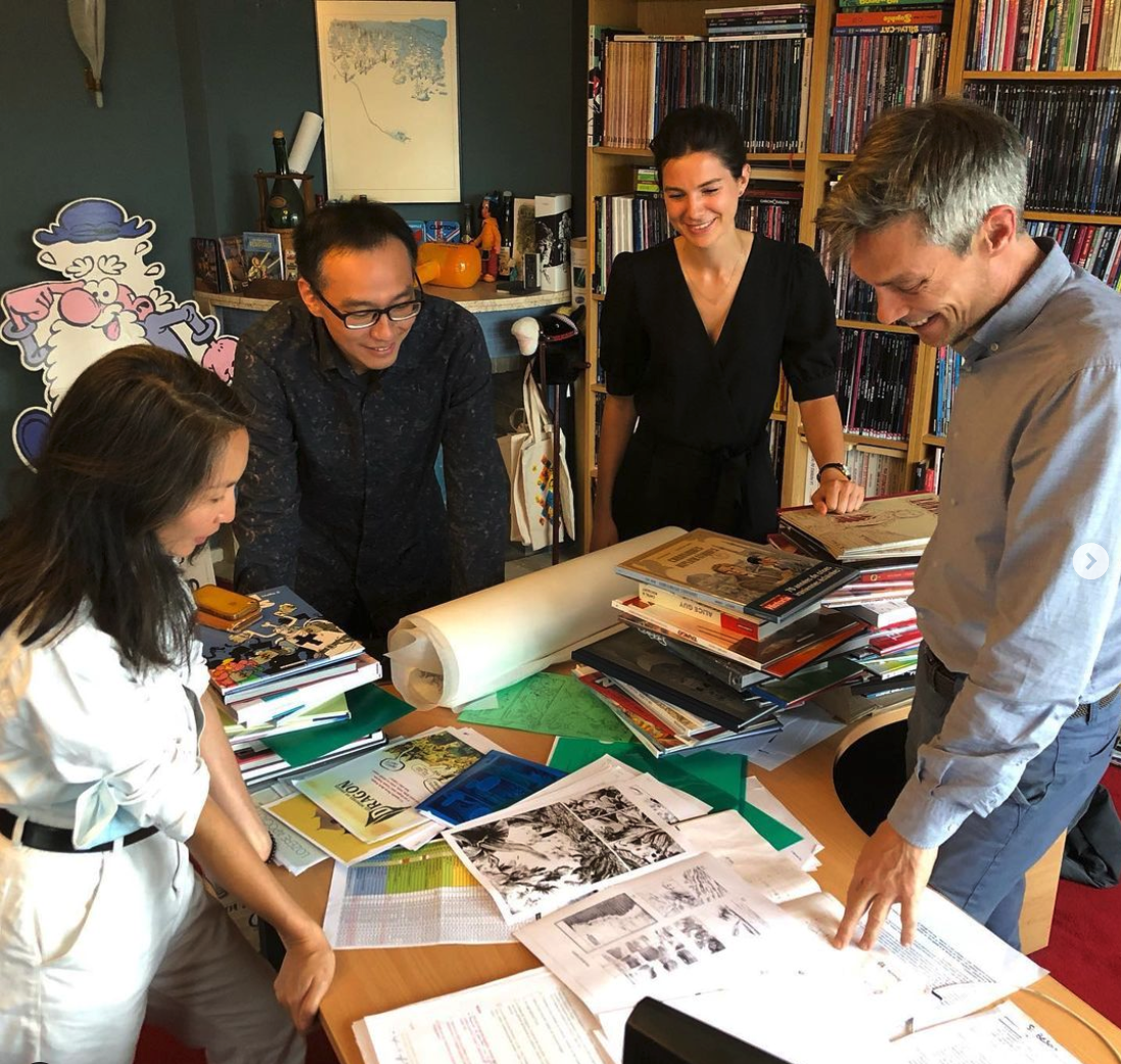 《OKEN：詩的端倪》2021年奪下布魯塞爾漫畫節新秀獎，吳識鴻（左2）赴比利時領獎，並與評審團主席盧慧芳（左1）、發行法語版的倫巴第出版社主編Gauthier Van Meerbeeck（右1）、編輯Camille Monnart（右2）見面。（目宿媒體提供）