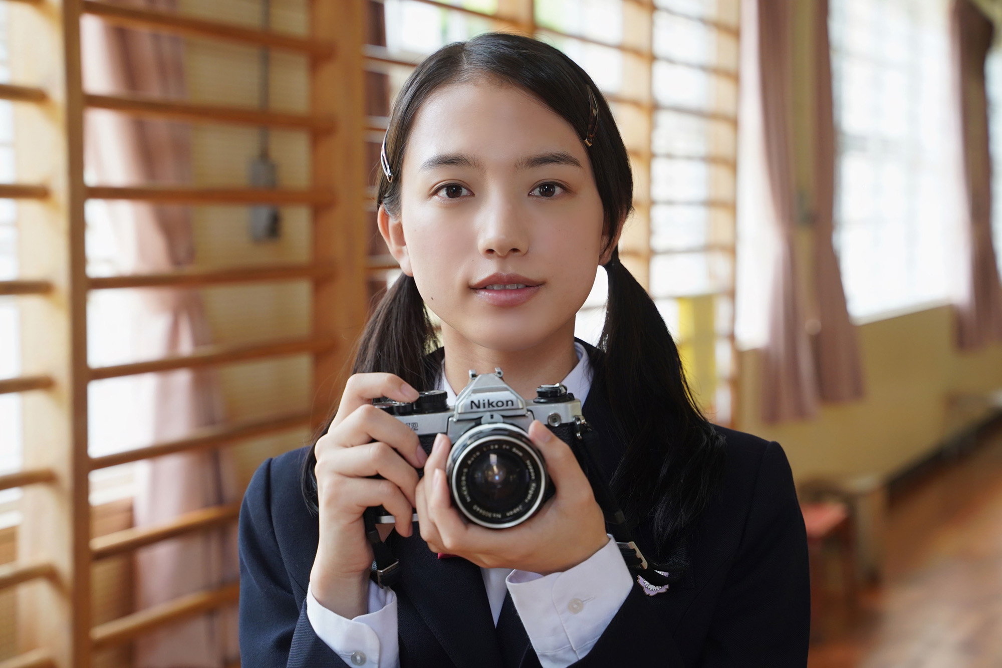 清原果耶是近年備受矚目的新生代演員，她《快一秒的他》變身慢半拍的少女，平時喜歡拍照。（甲上娛樂提供）
