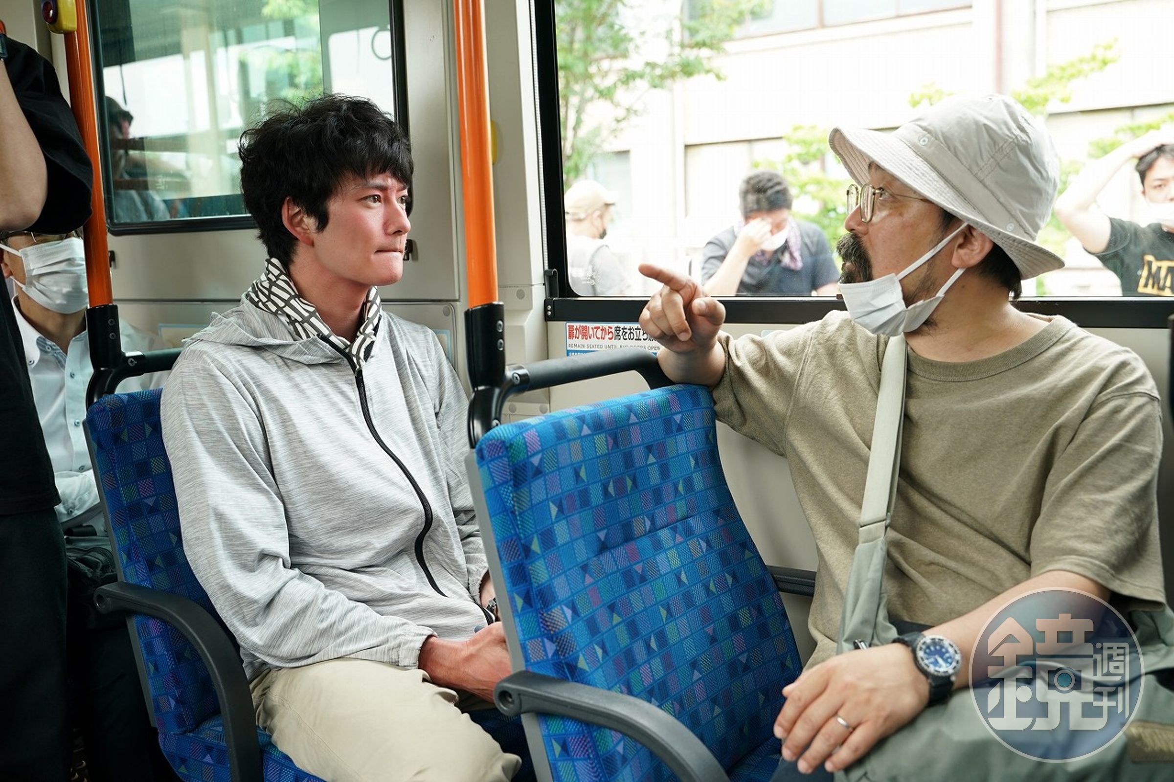 山下敦弘導演(右)與岡田將生睽違16年再次合作,溝通上更有默契。(甲上娛樂提供)