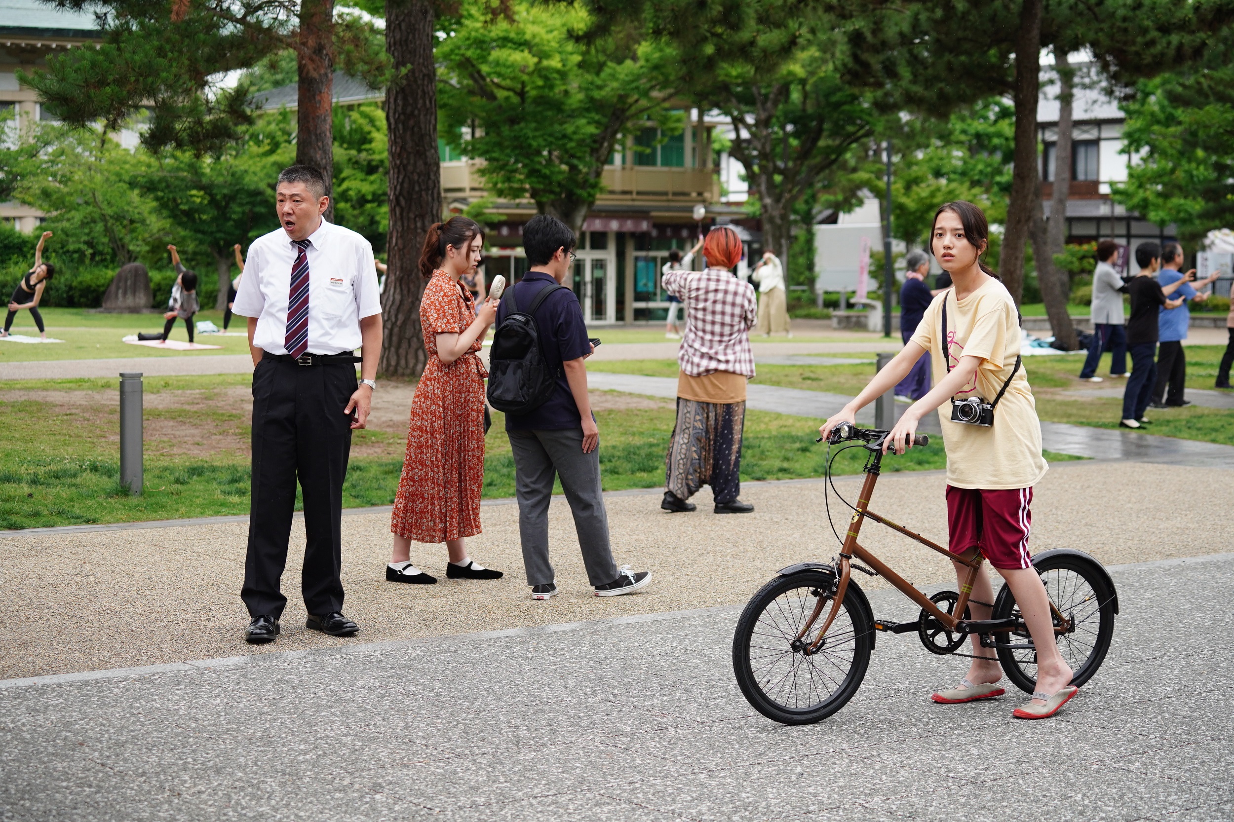 《快一秒的他》中清原果耶（右前）飾演留級大學生，某天意外發現暫停，與她一樣還能不受影響的公車司機荒川良良（左）是日版的原創角色。（甲上娛樂提供）