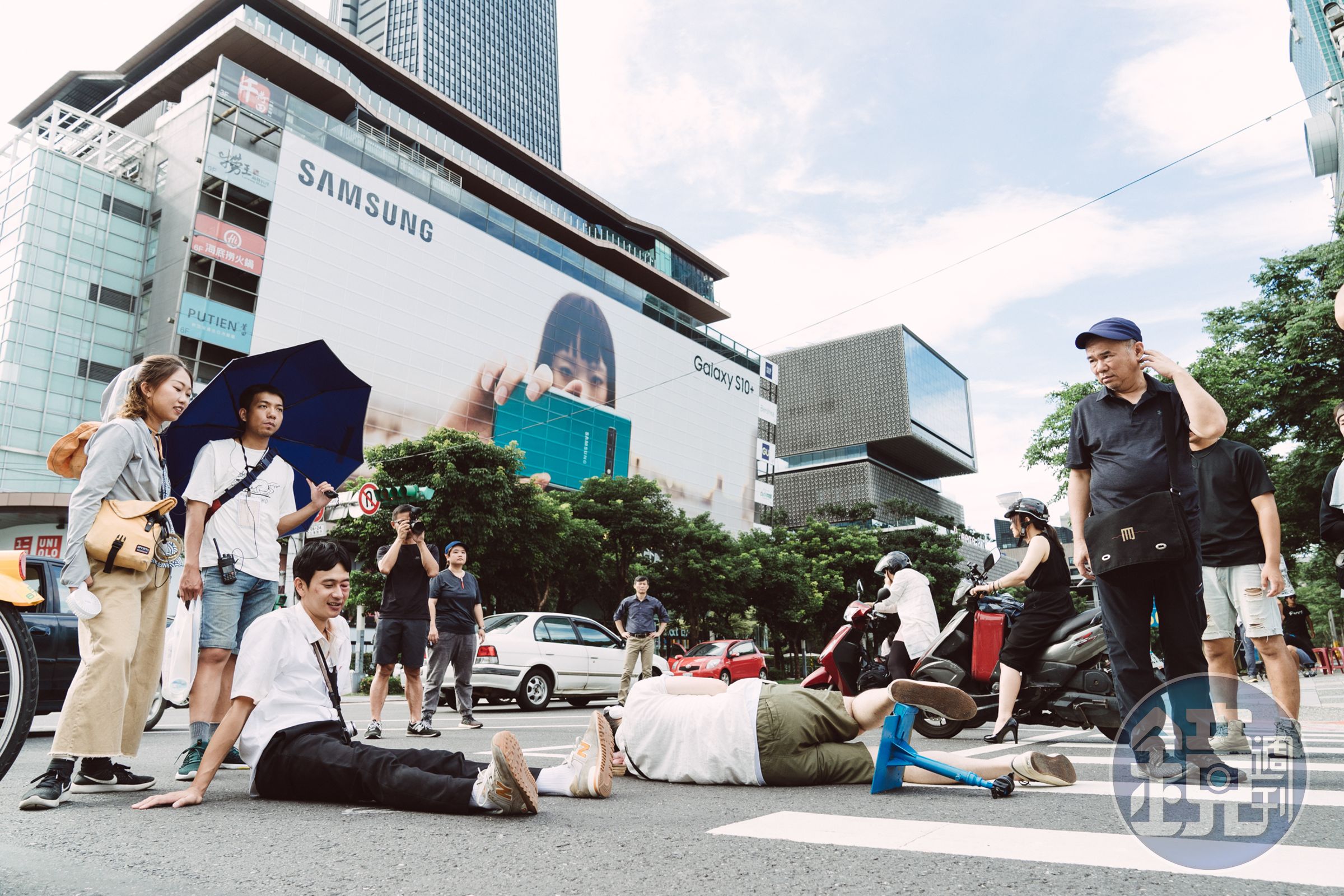 《消失的情人節》在信義區十字路口取景拍攝,時間靜止幾乎都是靠演員演出,部分利用CG進行調整。(牽猴子提供)