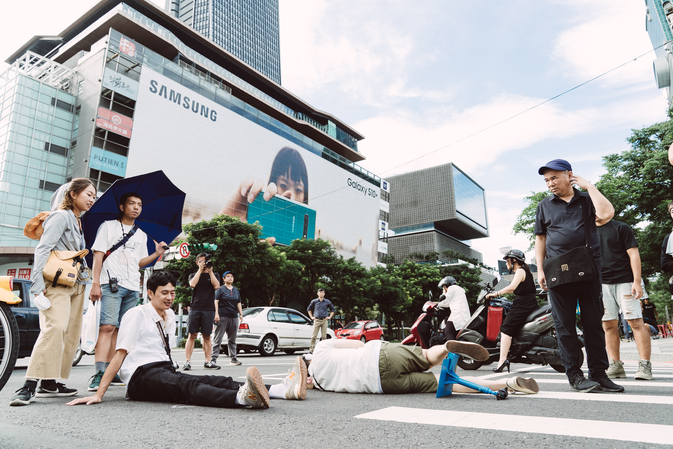 《消失的情人節》在信義區十字路口取景拍攝，時間靜止幾乎都是靠演員演出，部分利用CG進行調整。（牽猴子提供）