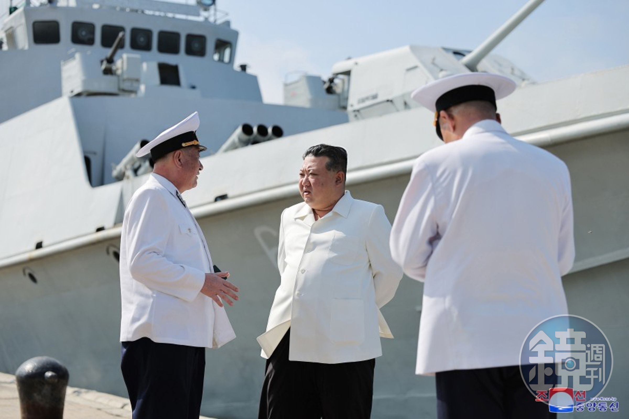 北韓領導人金正恩視察海軍部隊,並登艦校閱戰略巡弋飛彈試射。(翻攝自朝中社)