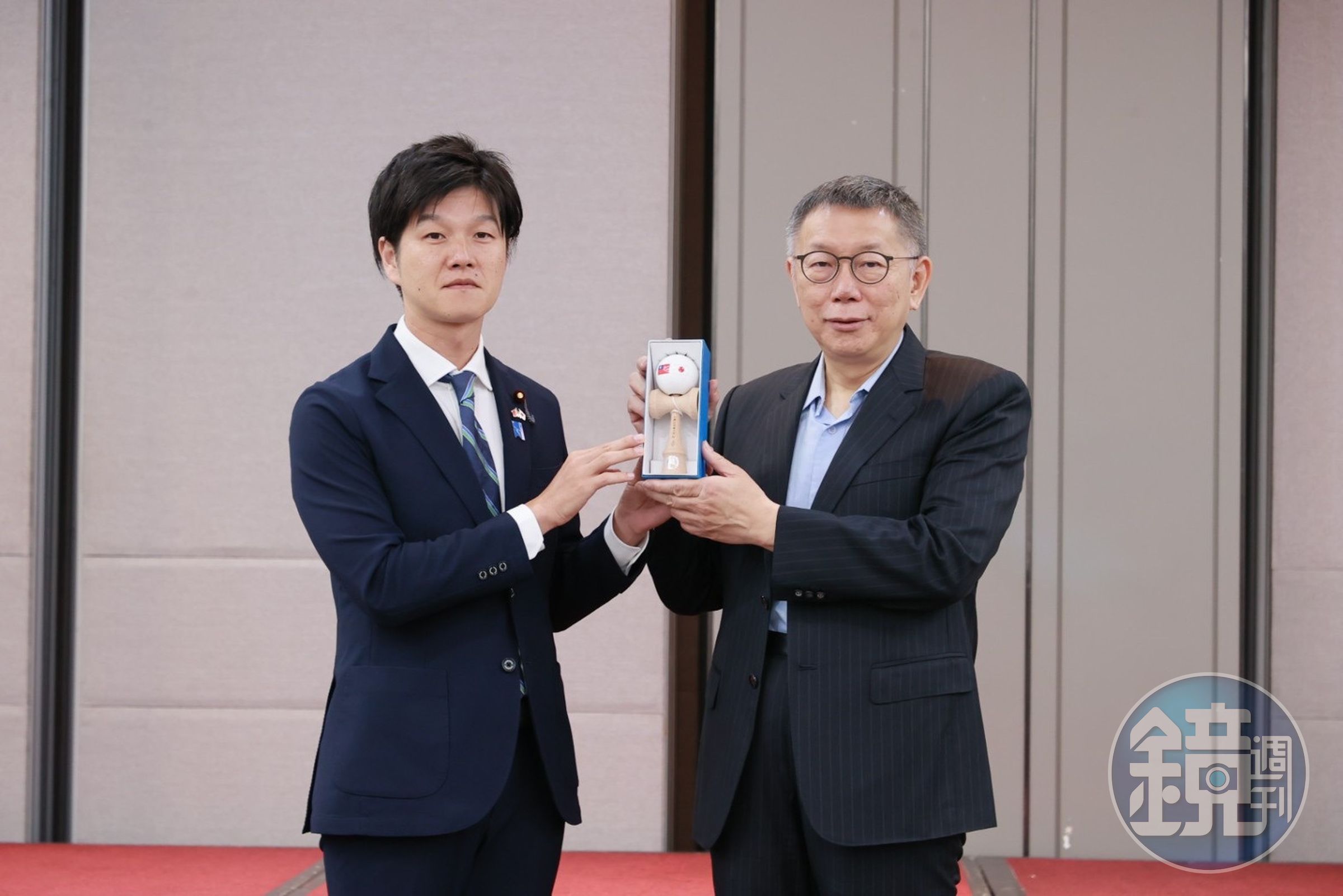 日本執政黨自民黨青年局長鈴木憲和(左)拜會柯文哲並致贈日本國寶「劍玉」。(民眾黨提供)