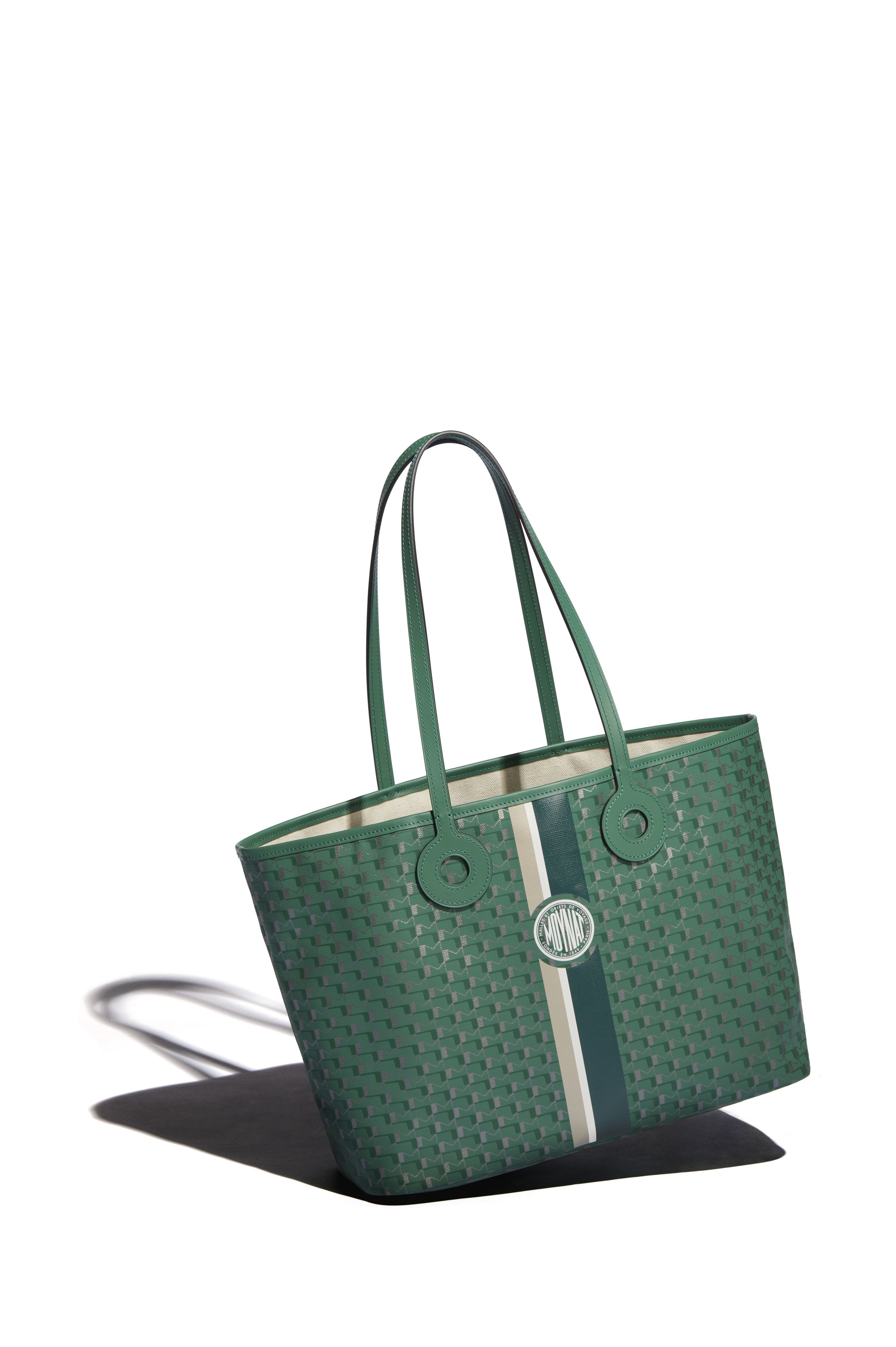 Green Canvas 1920 M monogram托特包有三種尺寸。分別為NT$52,600、NT$47,00、NT$41,400（MOYNAT提供）