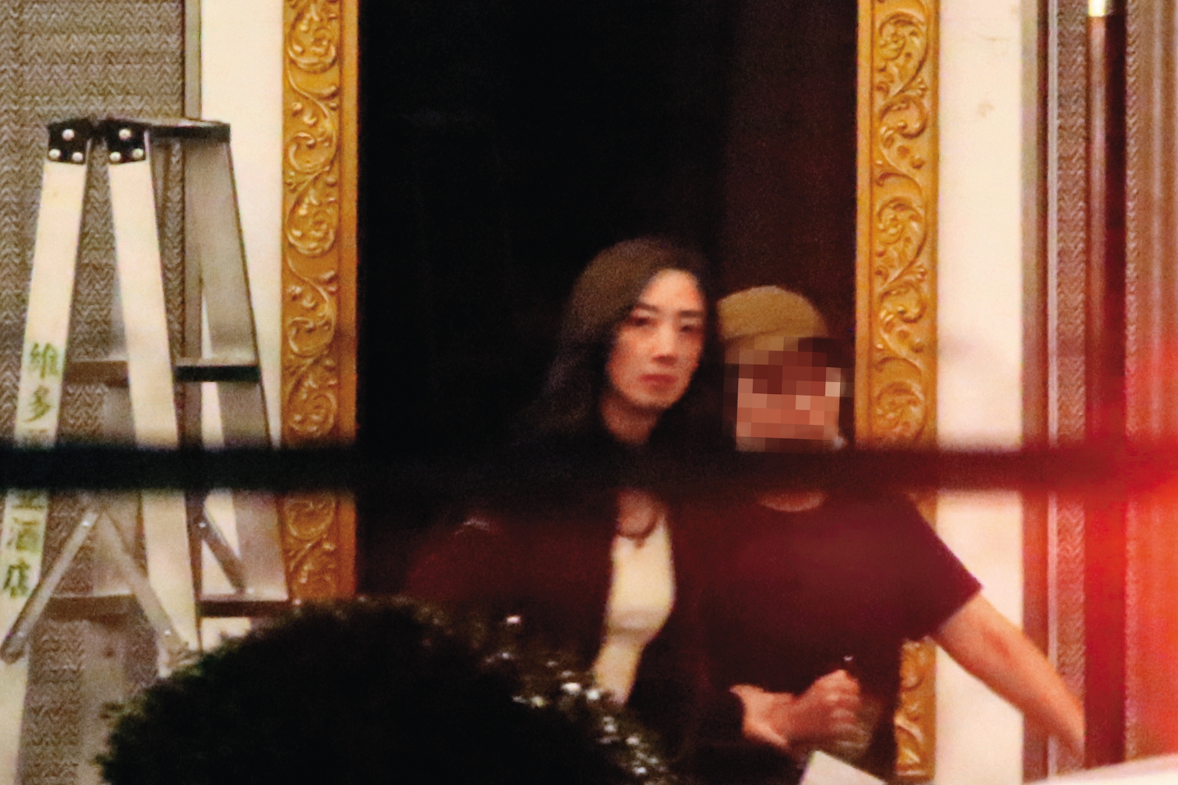 8月11日23時10分桂綸鎂(左)晚間11點多現身台北大直的拍攝現場,當時另一側正在拍警車及警員的戲分。