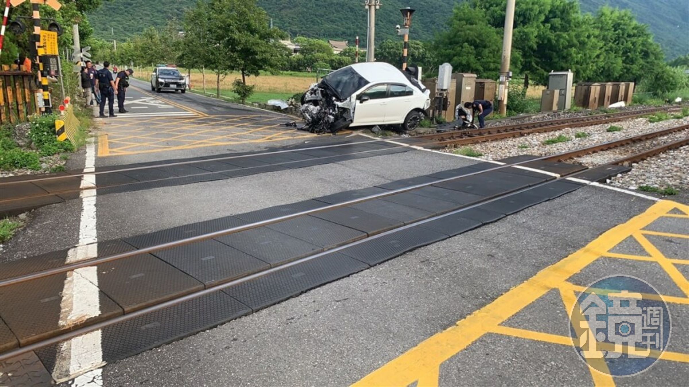 花蓮一輛白色轎車闖入平交道，撞上行駛中的太魯閣號，轎車車頭全毀，列車也受到嚴重毀損。（花蓮縣消防局提供）
