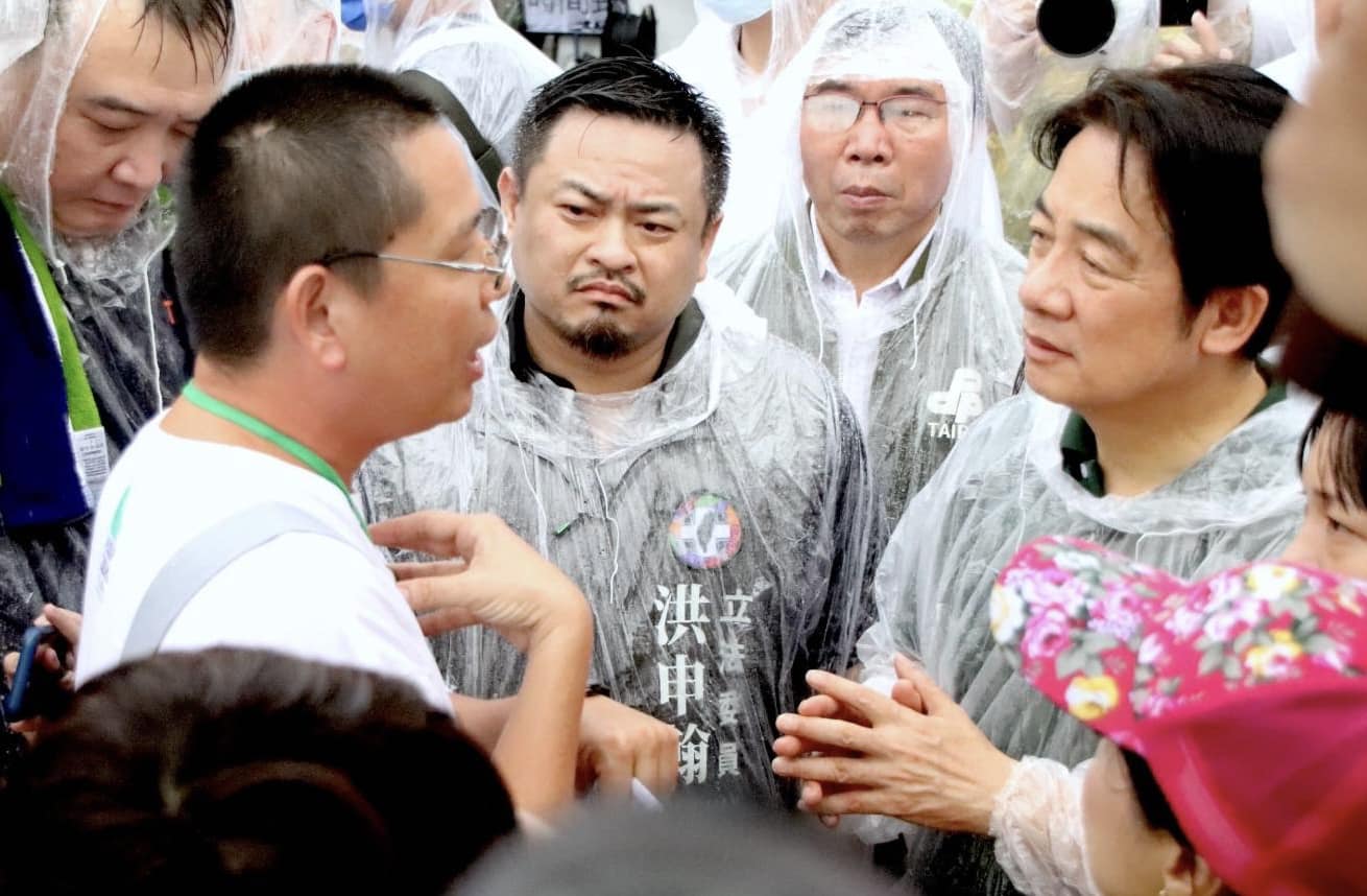 車禍受難者余爸爸（左）在立委洪申翰陪同下向賴清德請命，賴也允諾予以協助，並對改革交通環境做出承諾。