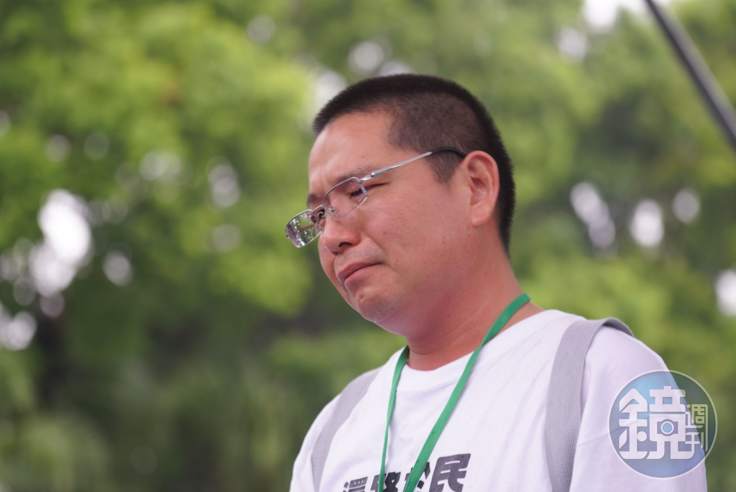 女兒因車禍離世的余爸爸昨在還路於民遊行致詞幾度哽咽。(翻攝自行人零死亡推動聯盟臉書)