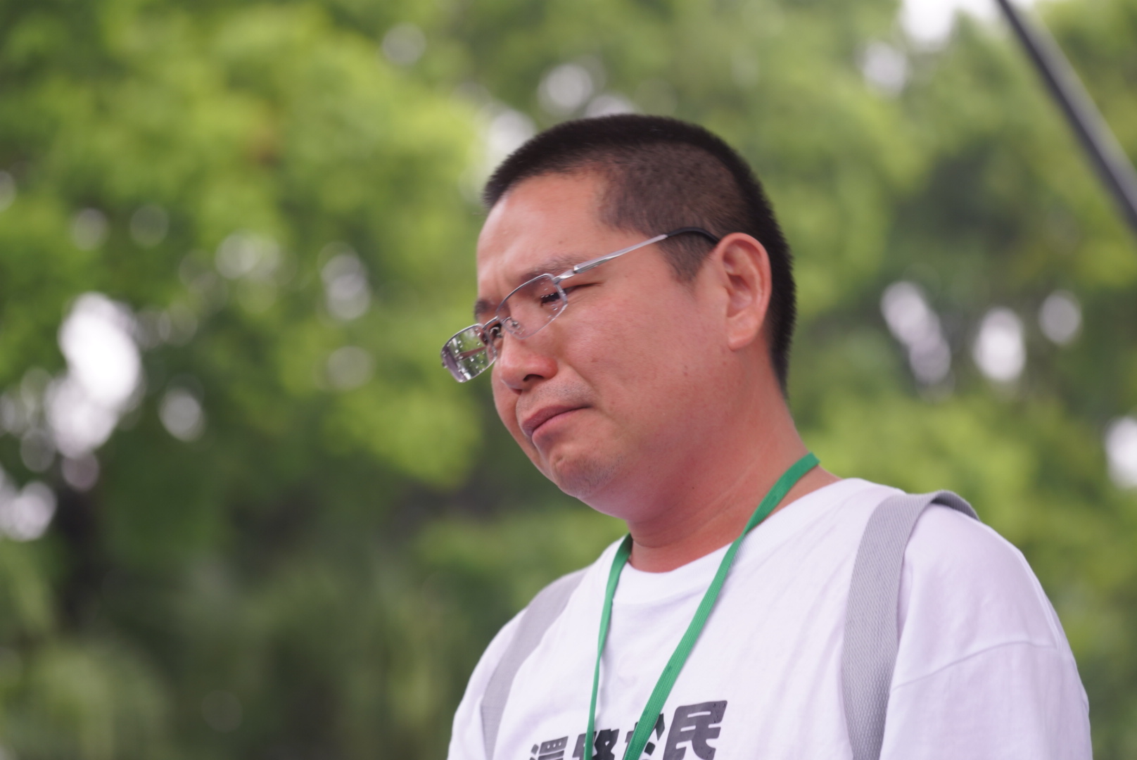 女兒因車禍離世的余爸爸昨在還路於民遊行致詞幾度哽咽。（翻攝自行人零死亡推動聯盟臉書）