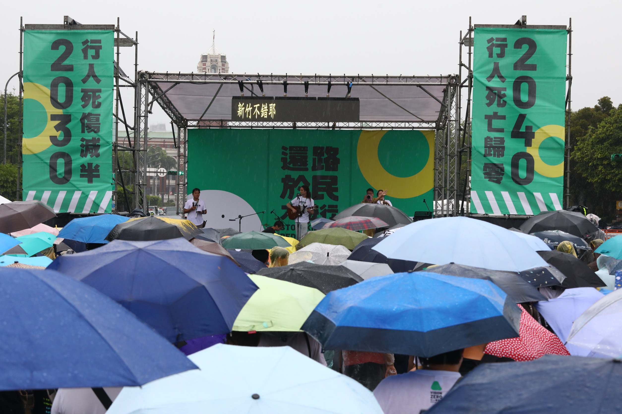 820還路於民大遊行雖然雨勢不小,仍有大批民眾到場支持。