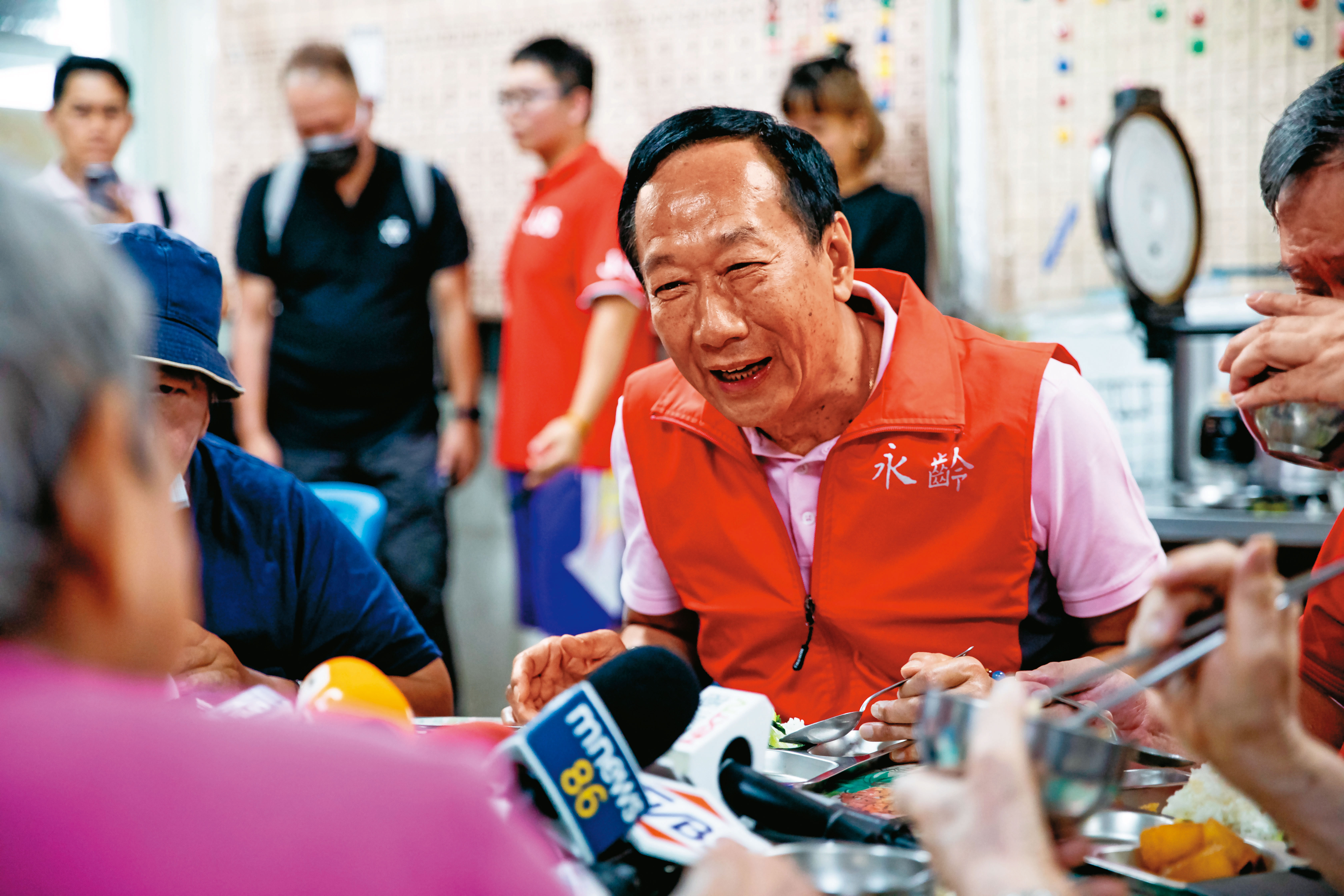 郭台銘提倡打破政黨政治的框架，但由民調最後的「豬小弟」來呼籲團結在一起顯得脫離現實。