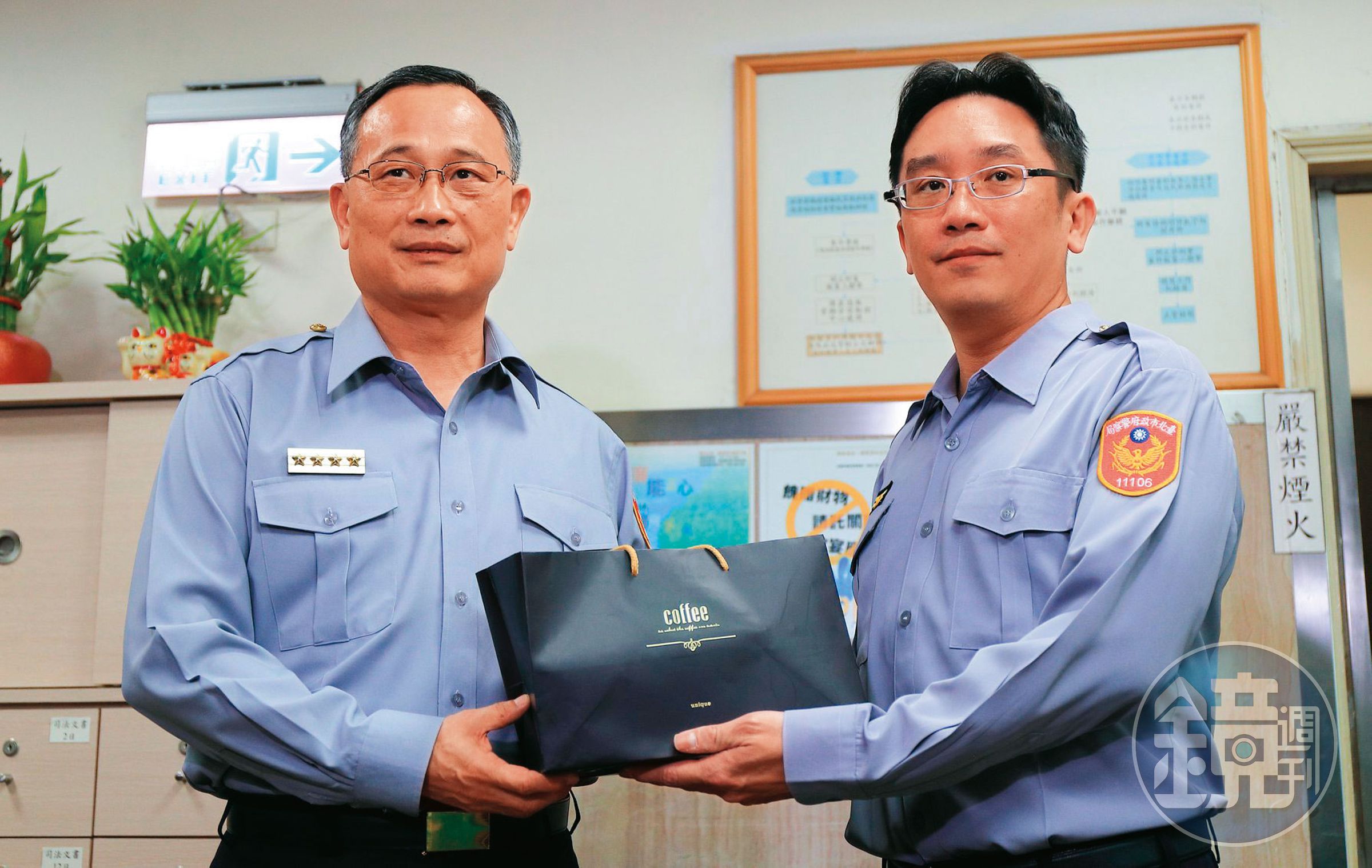 林俊燁（右）曾任忠孝東路、三張犁派出所所長，還曾辦過華山分屍案獲表揚。（翻攝NPA 署長室臉書）