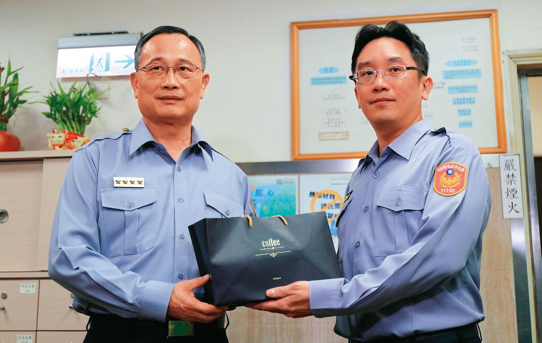 林俊燁（右）曾任忠孝東路、三張犁派出所所長，還曾辦過華山分屍案獲表揚。（翻攝NPA 署長室臉書）