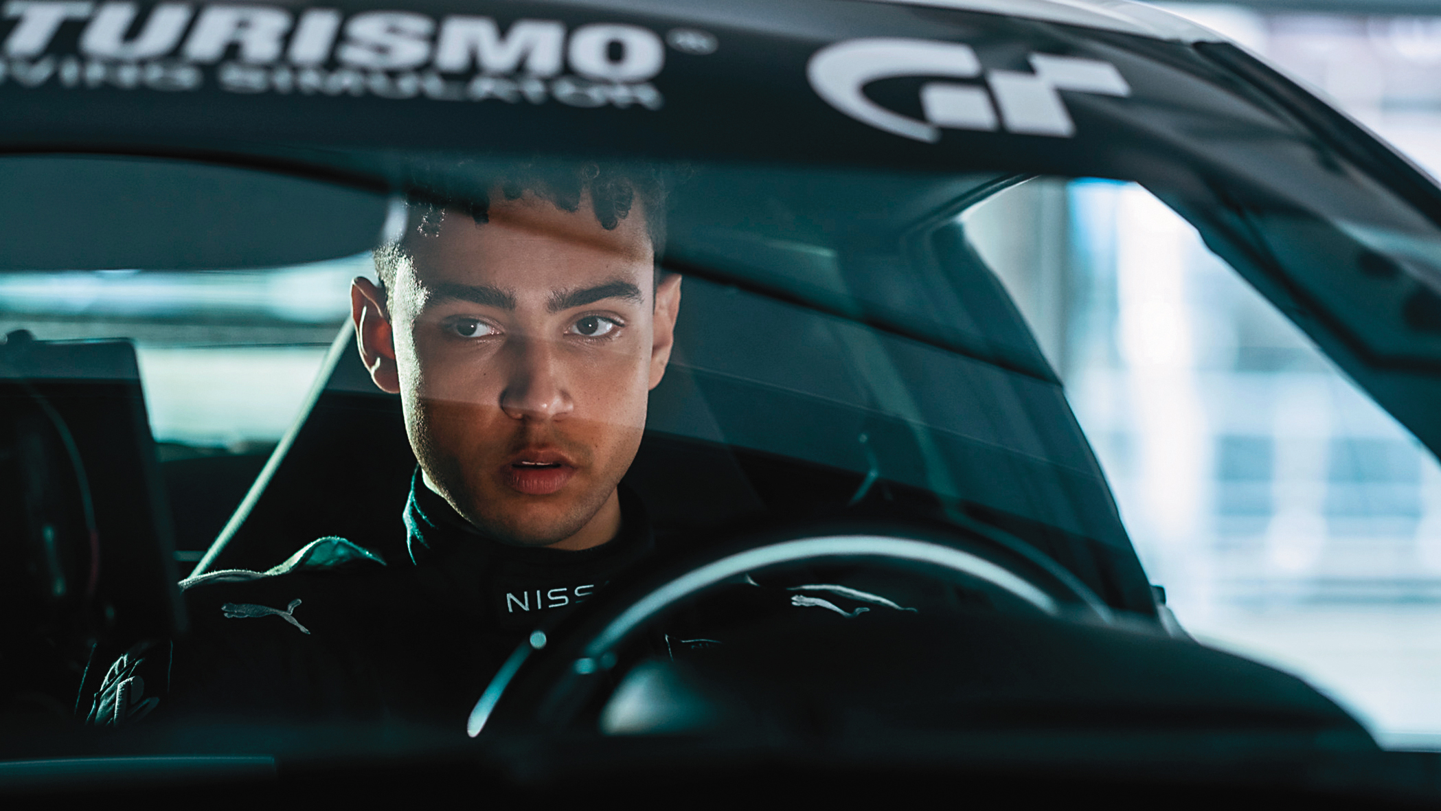 改編自真人實事，19歲的電玩宅男通過連串考驗，克服人們的冷眼懷疑，踏上賽車的真實賽道。（索尼提供）