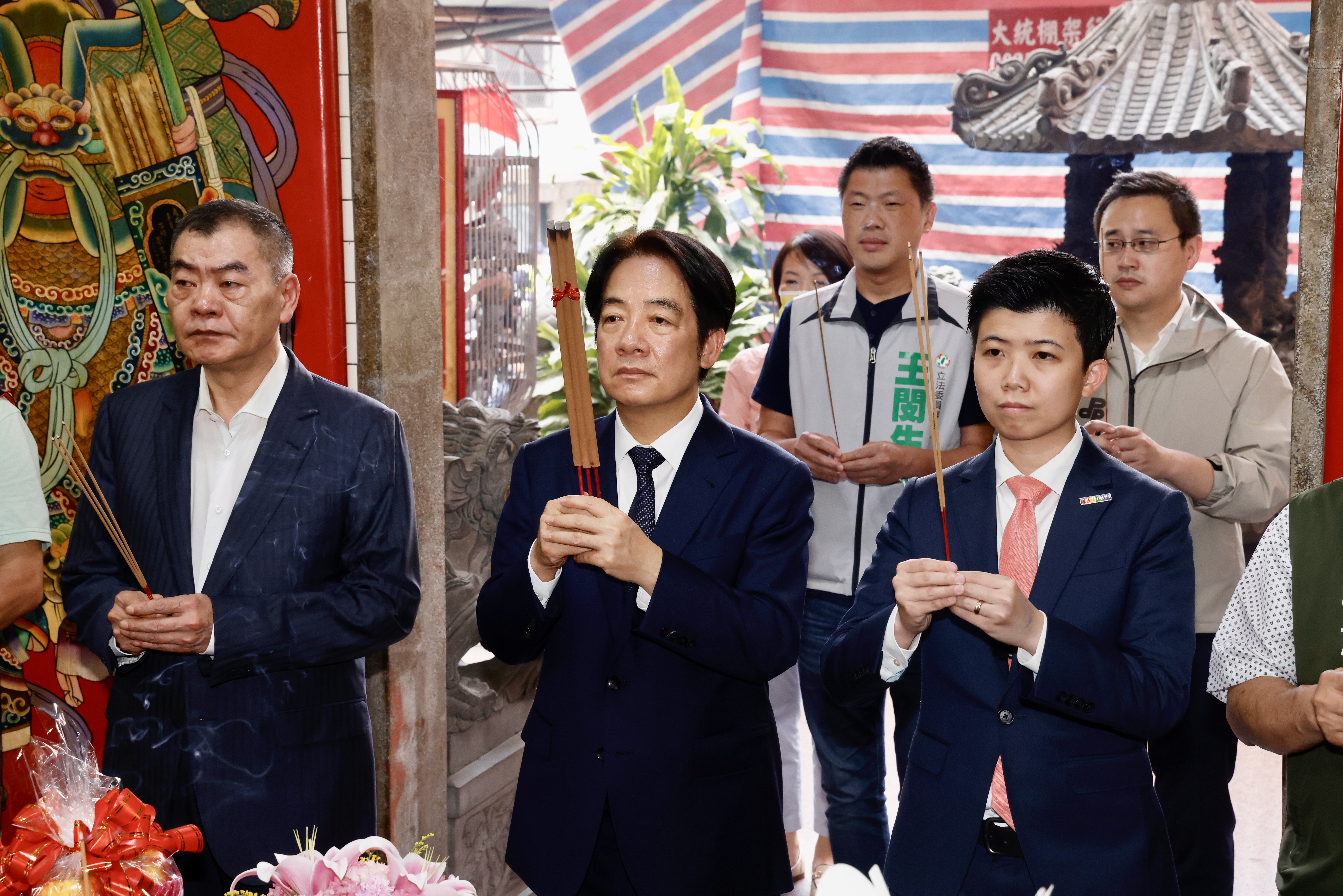 賴清德上午到大安區火聖廟參香，替參選該區立委的苗博雅站台。