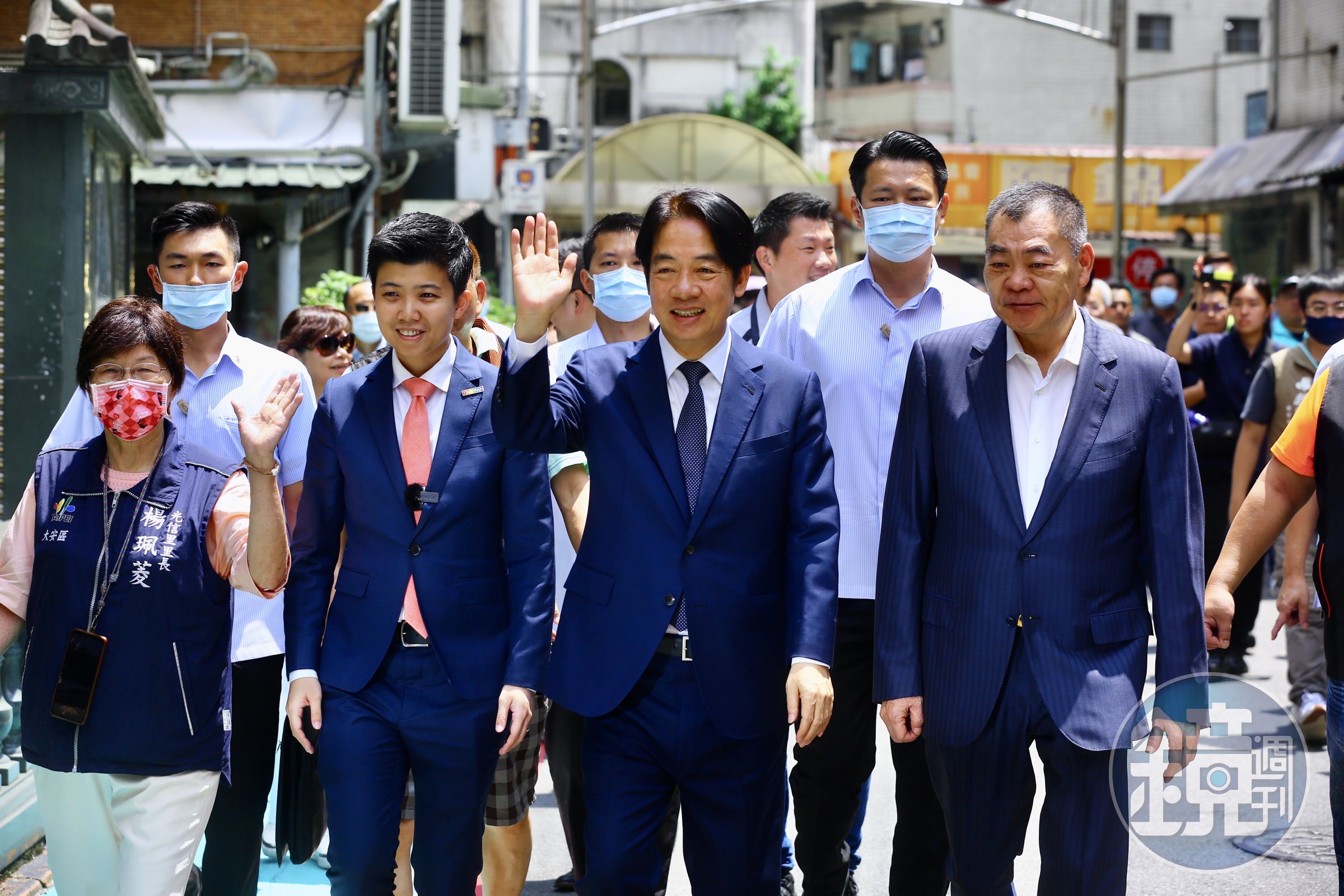 台北市議會前議長暨火聖廟主委陳錦祥陪同參香，賴清德受鄉親們熱烈歡迎。