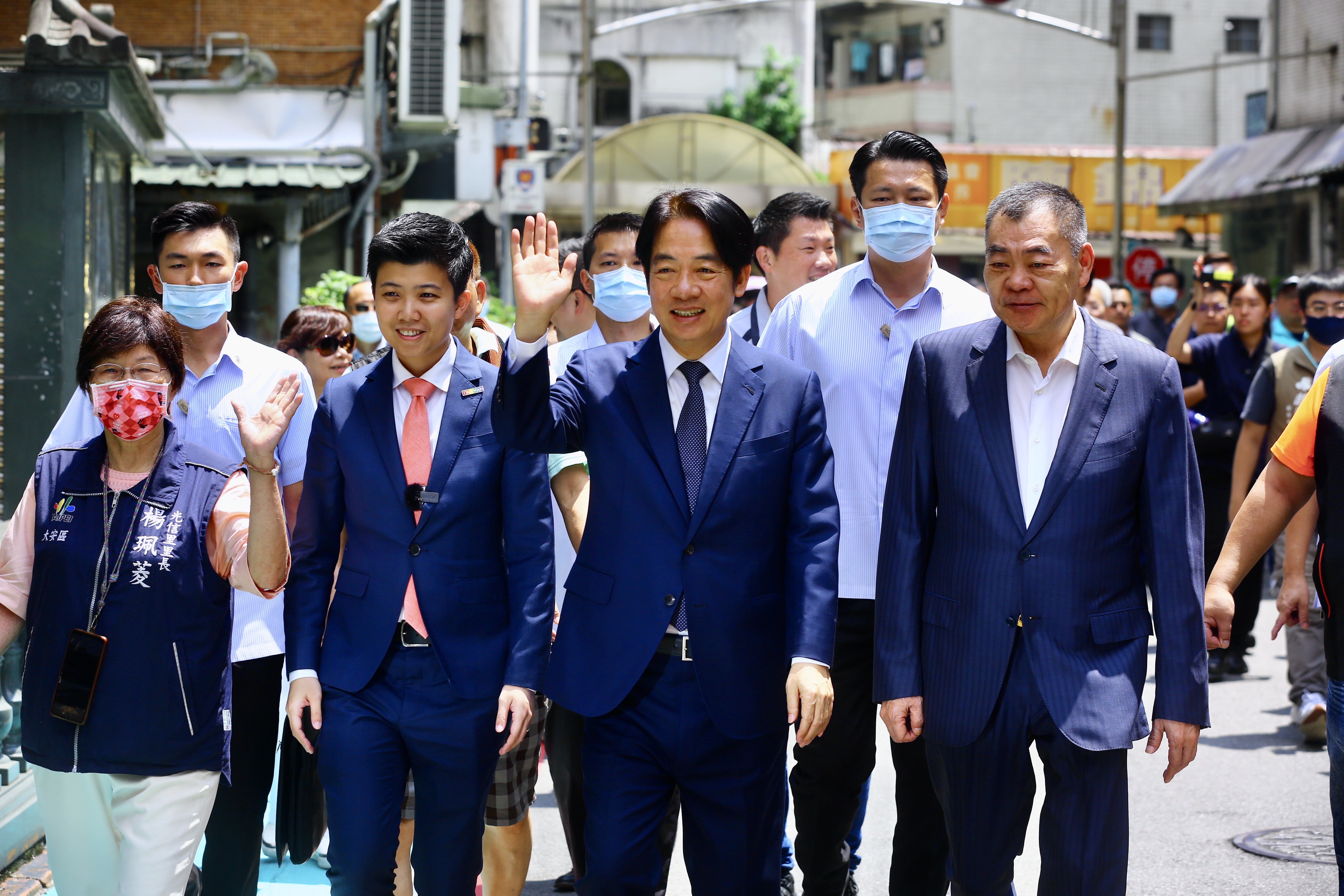 台北市議會前議長暨火聖廟主委陳錦祥陪同參香，賴清德受鄉親們熱烈歡迎。