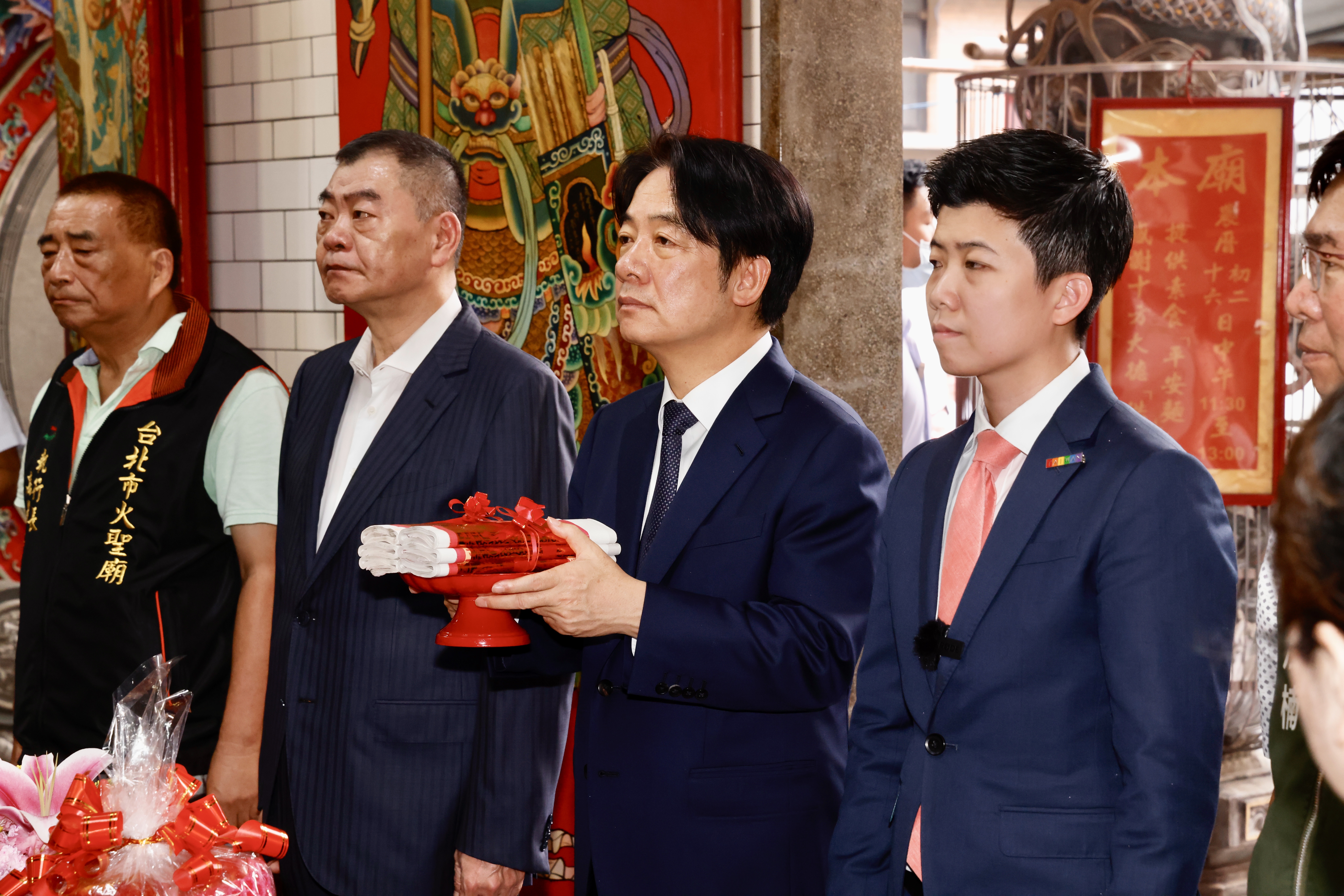 賴清德上午到大安區火聖廟參香，替參選該區立委的苗博雅站台。