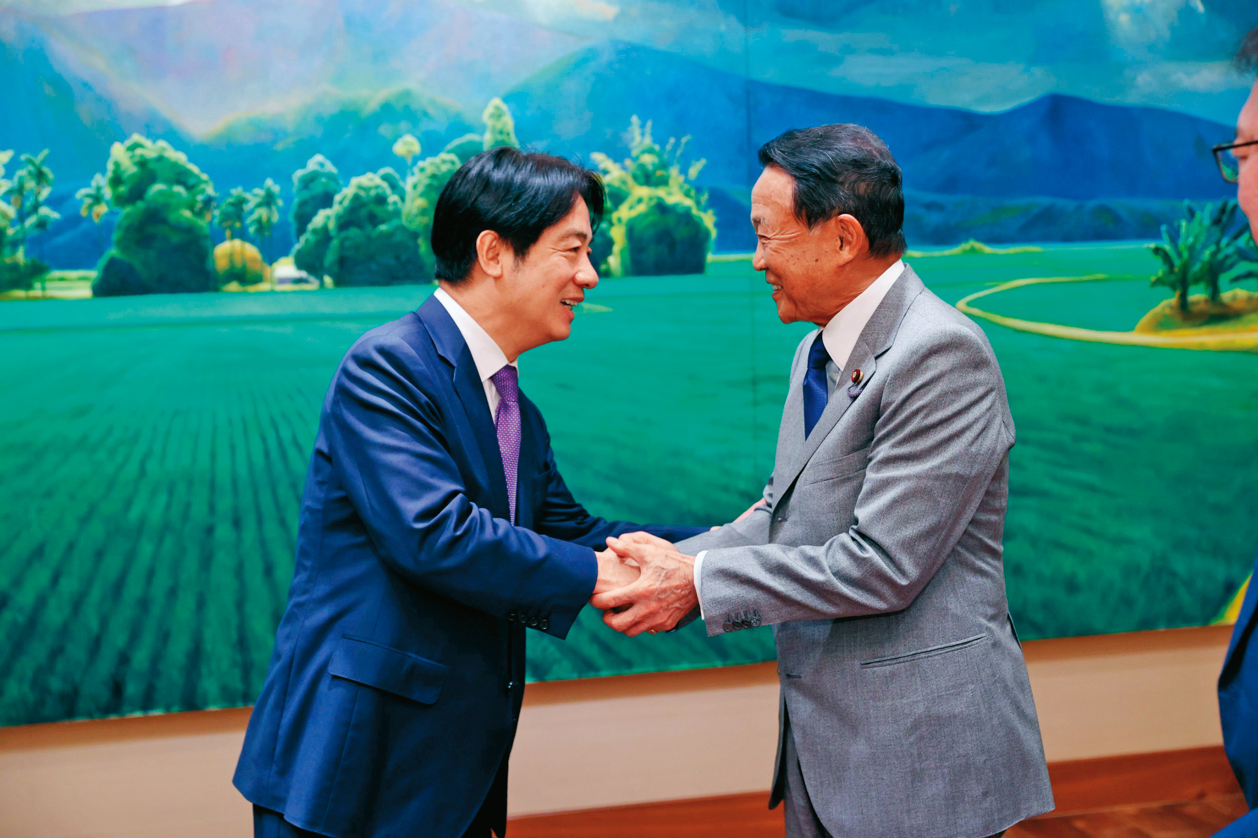 賴清德（左）擔任副總統後，與各國訪賓多有互動，圖右為日本自民黨副總裁麻生太郎。（翻攝總統府Flickr）