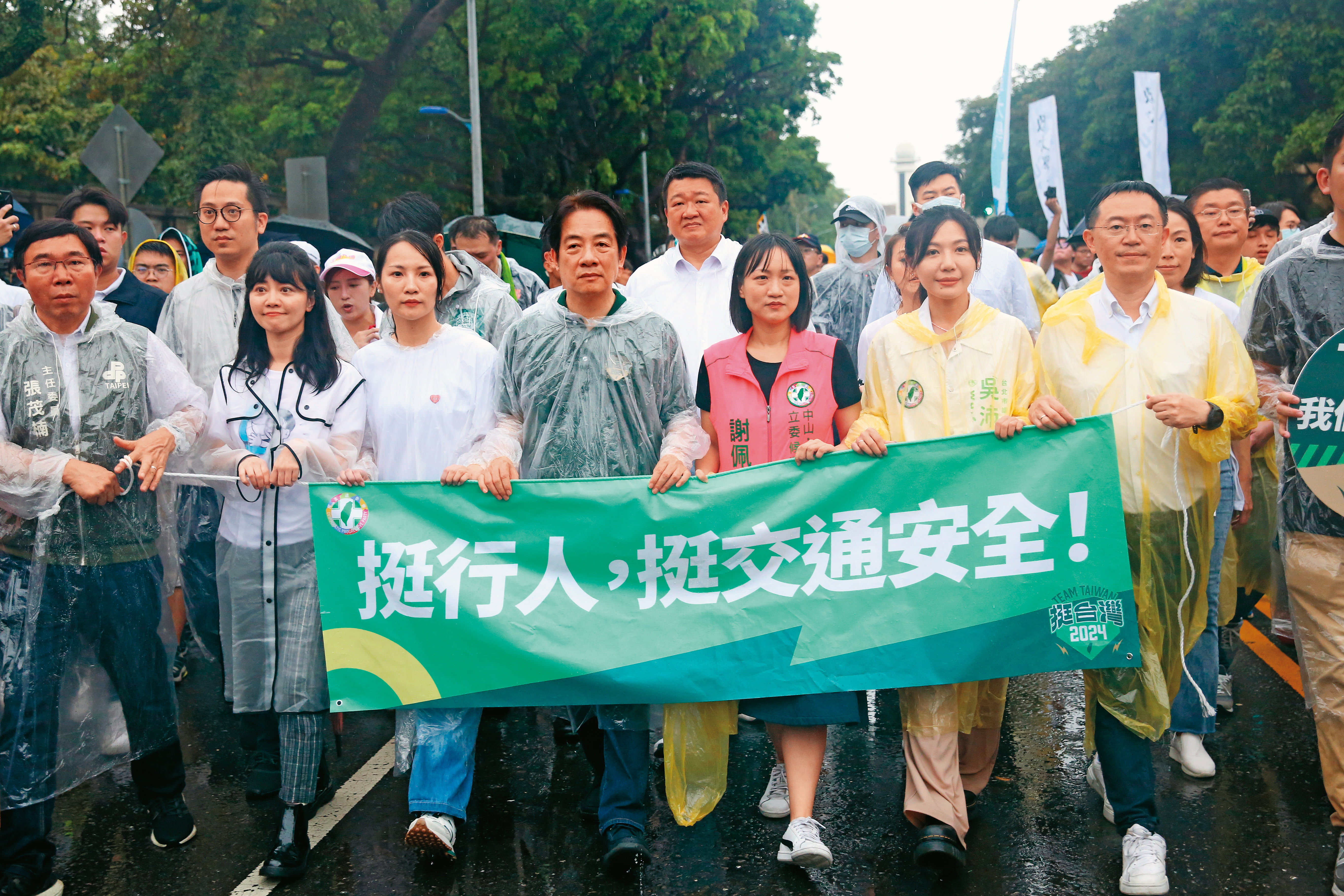 賴清德出訪回國後,就出席在凱道的道路安全遊行。