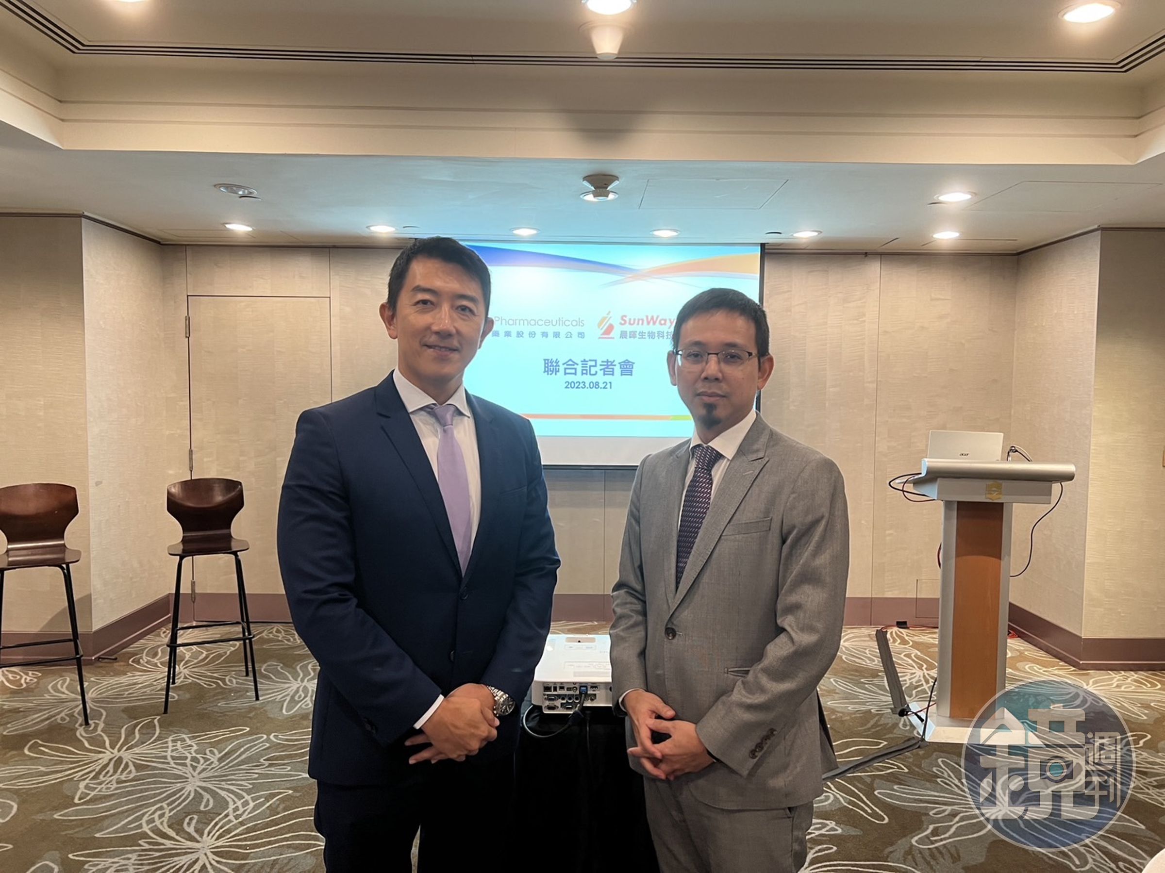 保瑞集團董事長盛保熙（左）與晨暉總經理潘佳岳（右）共同宣布雙方將進行策略結合，強攻每年產值超過百億美元之全球保健產品市場。（保瑞提供）