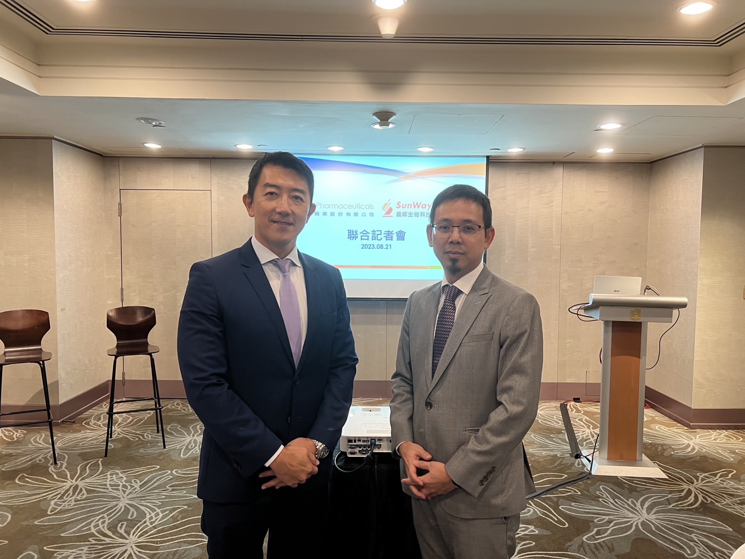 保瑞集團董事長盛保熙（左）與晨暉總經理潘佳岳（右）共同宣布雙方將進行策略結合，強攻每年產值超過百億美元之全球保健產品市場。（保瑞提供）