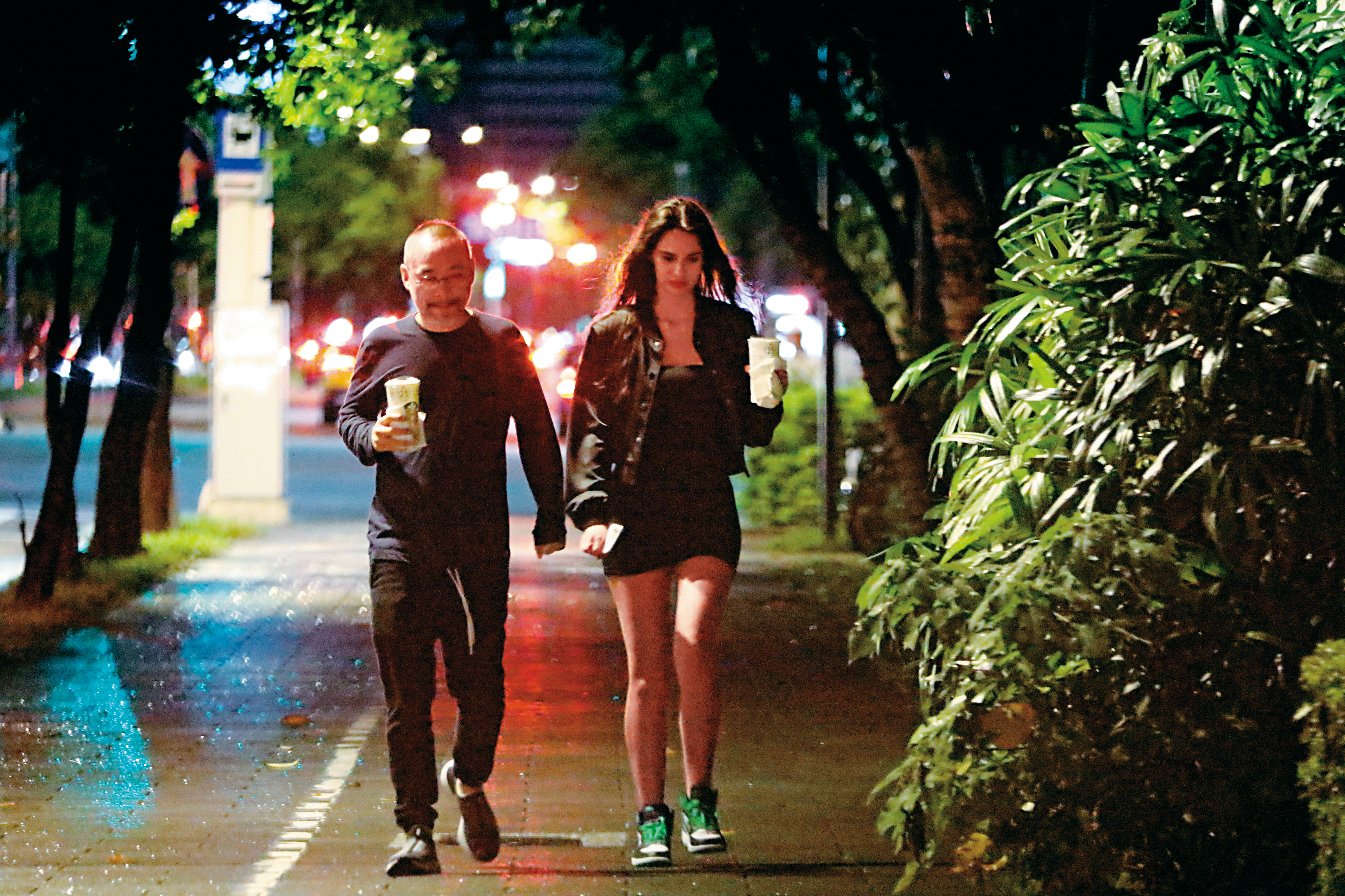 8月12日00時46分，黃立成與Lina手上各拿一杯飲料，雖無肢體上的接觸，但聊天互動相當熱烈，完全沉浸在兩人世界。