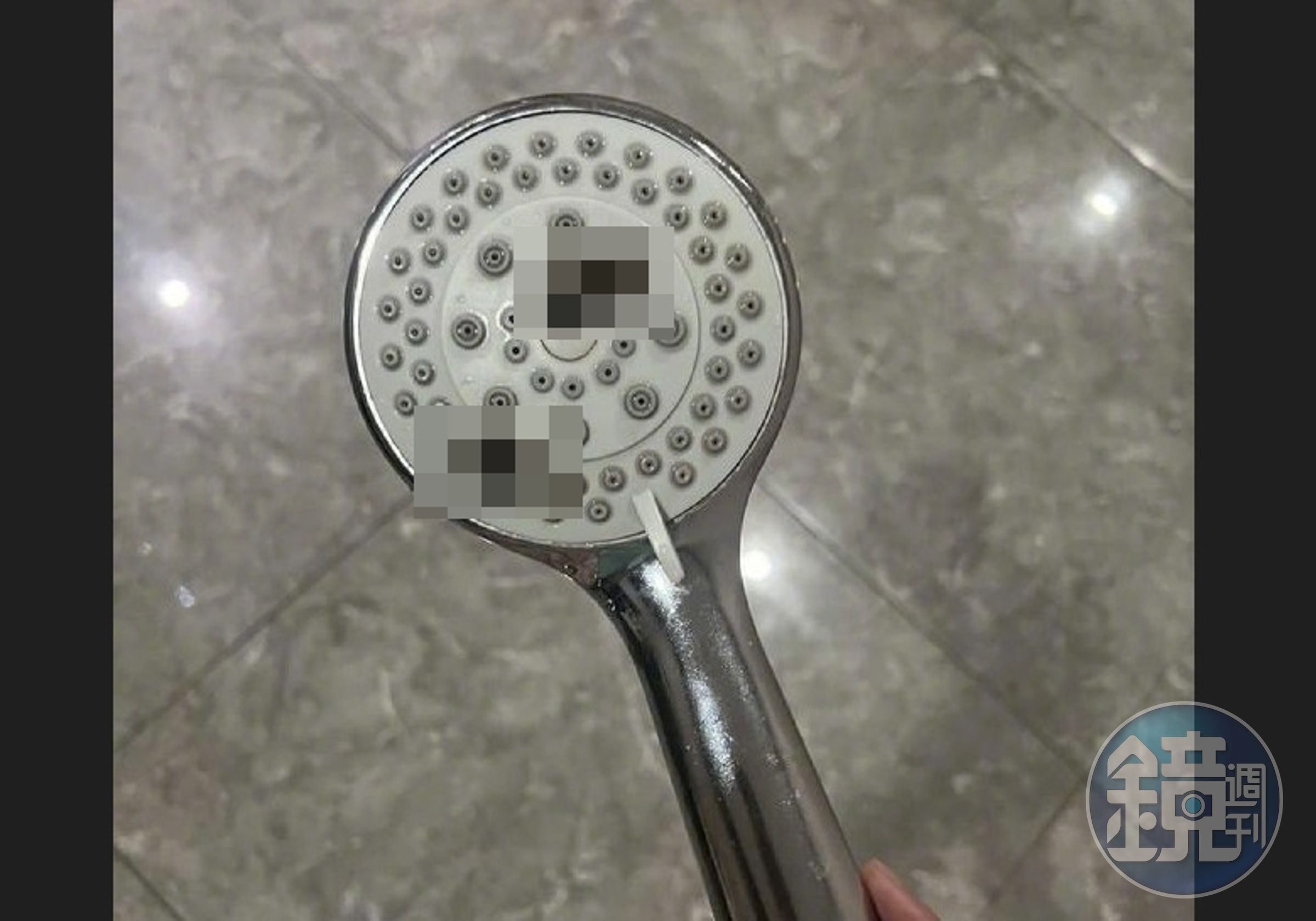 馬女入住杭州一家飯店,洗澡時竟在蓮蓬頭表面發現大便。(翻攝微博)