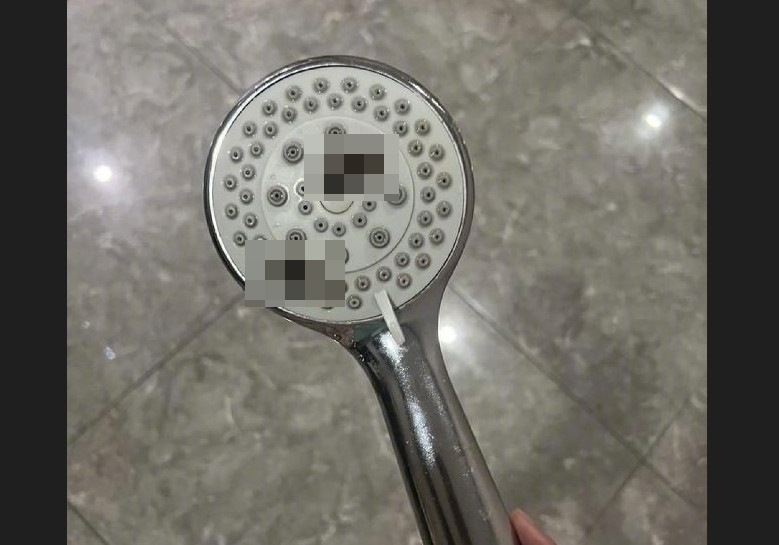 馬女入住杭州一家飯店，洗澡時竟在蓮蓬頭表面發現大便。（翻攝微博）