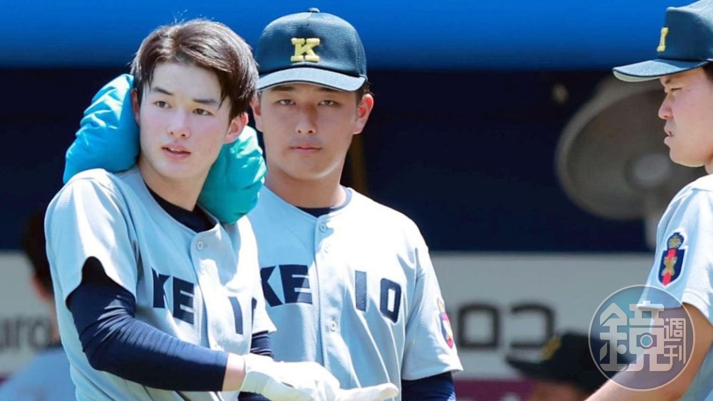 甲子園慶應高校外野手丸田湊斗（左）因一張白裡透紅的美照爆紅。（翻攝自推特）