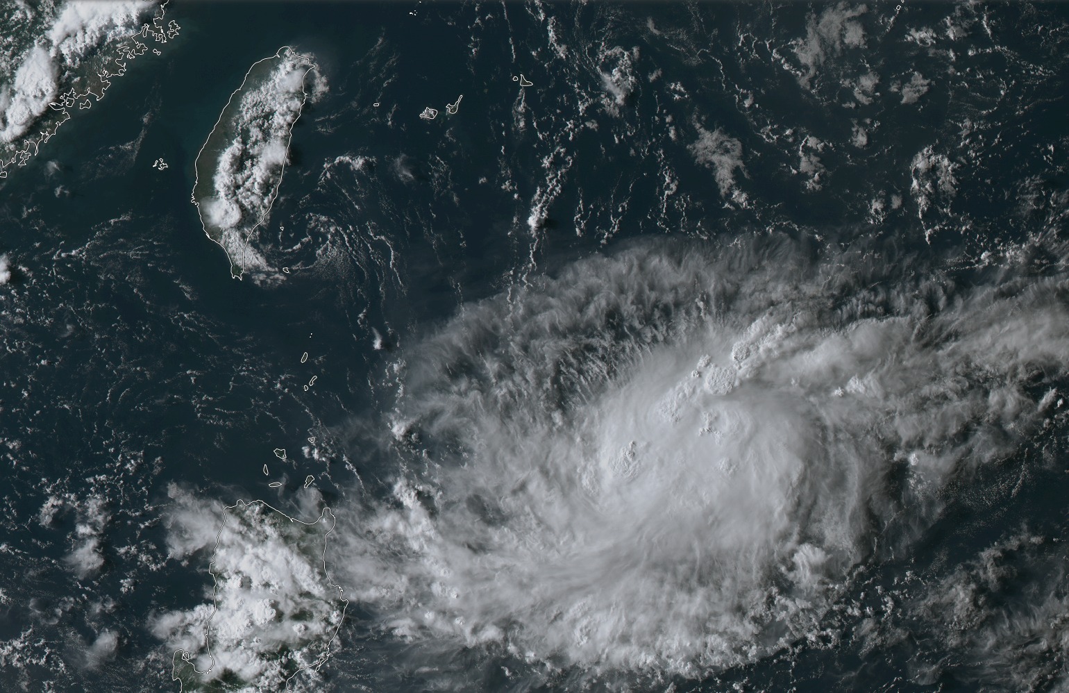 粉專「台灣颱風論壇｜天氣特急」表示，目前台灣東南海有小低壓正在發展，增強機率低。（翻攝自台灣颱風論壇｜天氣特急粉專）