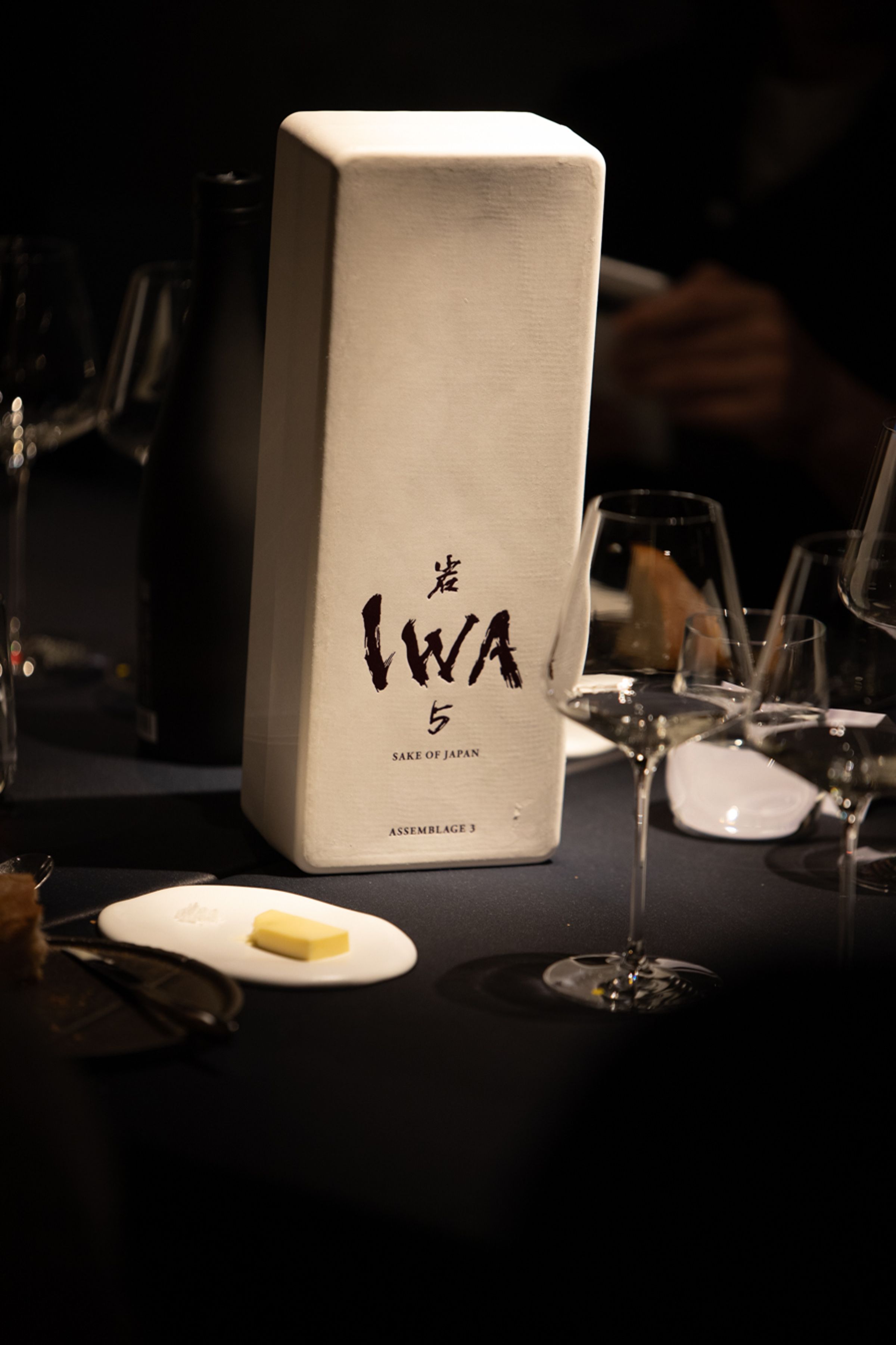 「IWA 5」的最新包裝以友善環境的蘆葦製成,從表面可見自然的纖維紋路。(樂活酒窖提供)