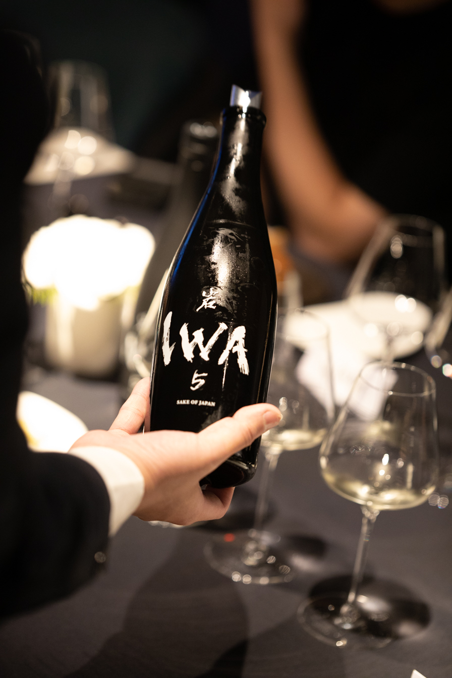 白色的包裝盒正好與IWA 5的黑色酒瓶形成鮮明對比。（樂活酒窖提供）