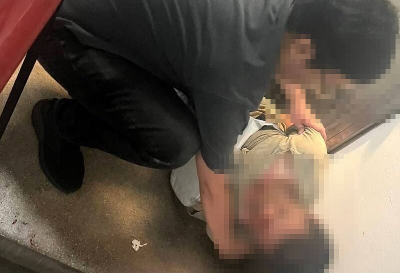 三重下午發生銀樓搶案，警方晚間在板橋區將歹徒壓制逮捕。（翻攝畫面）