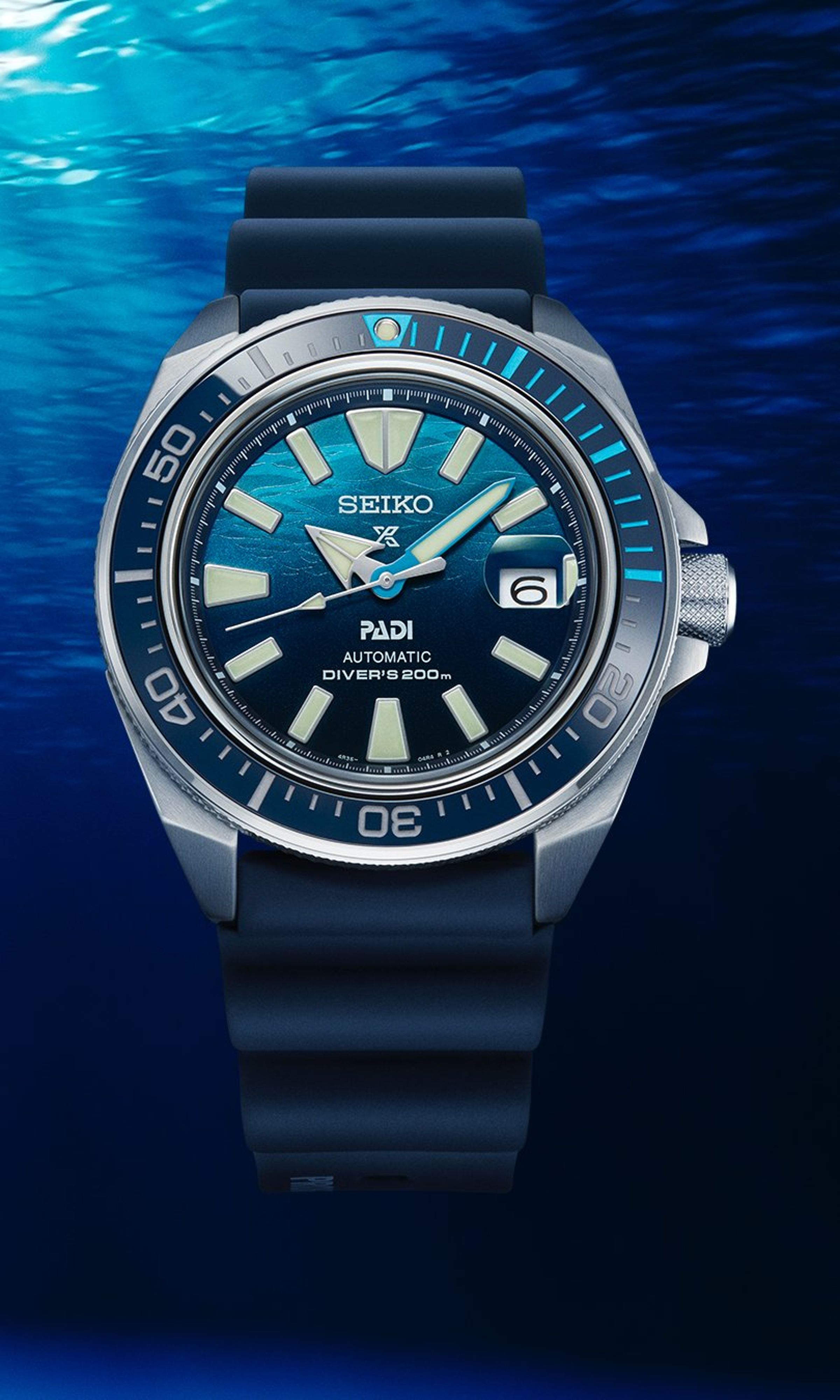 SEIKO Prospex「Save The Ocean」潛水錶特別版SRPJ93K1腕錶「武士（Samurai）」，使用獨特銳角的刀殼造型，具備放大的日期顯示，更加方便讀時，並配備藍色橡膠錶帶。定價約NT$20,500。