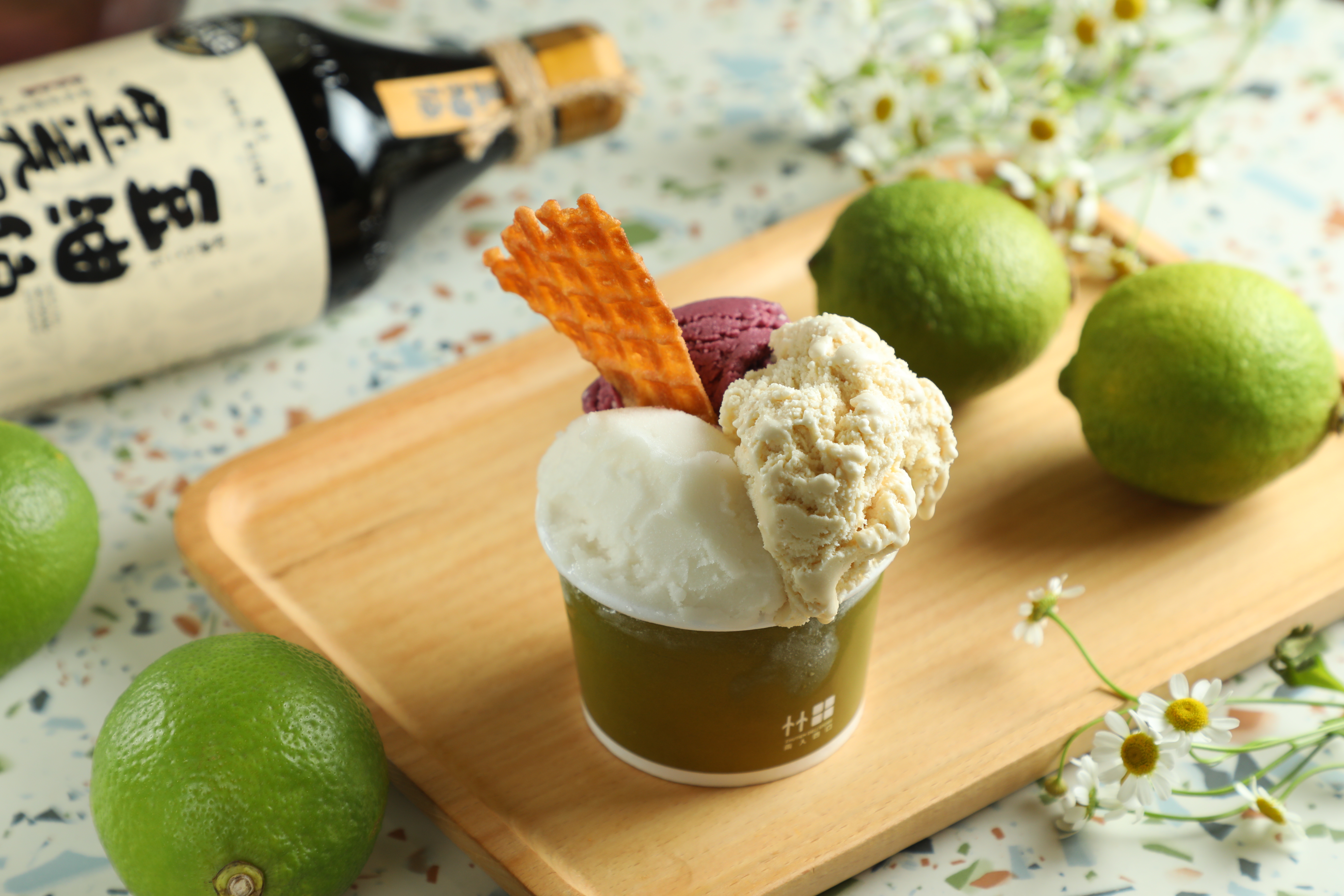 今年8月1日在屏東竹田新開張的「兩人四口」義式冰淇淋店，吃得到季節水果和醬油、橄欖油等特殊口味。（160元／大杯、3種口味）