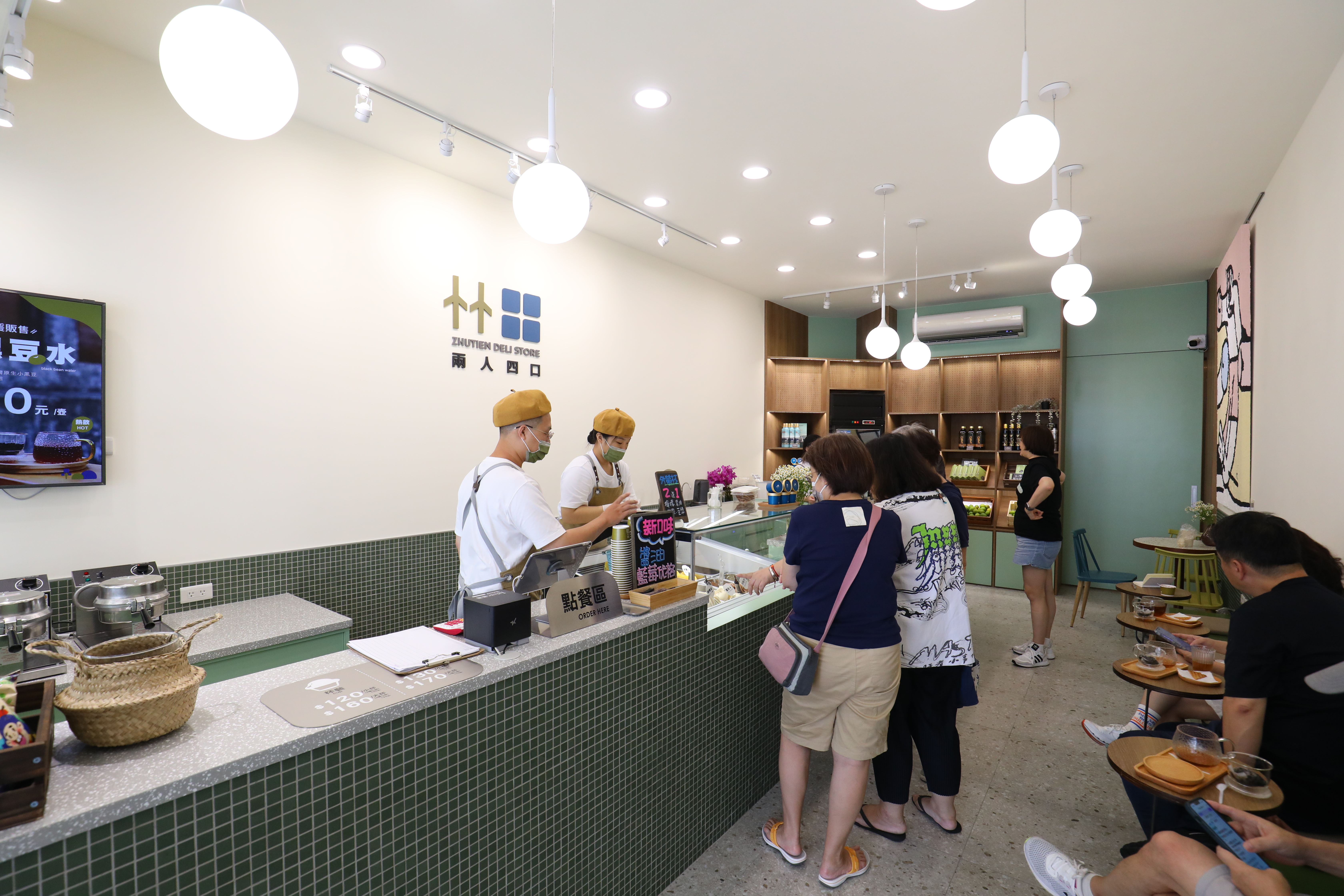 店內空間清爽明亮,還帶著點文青味。