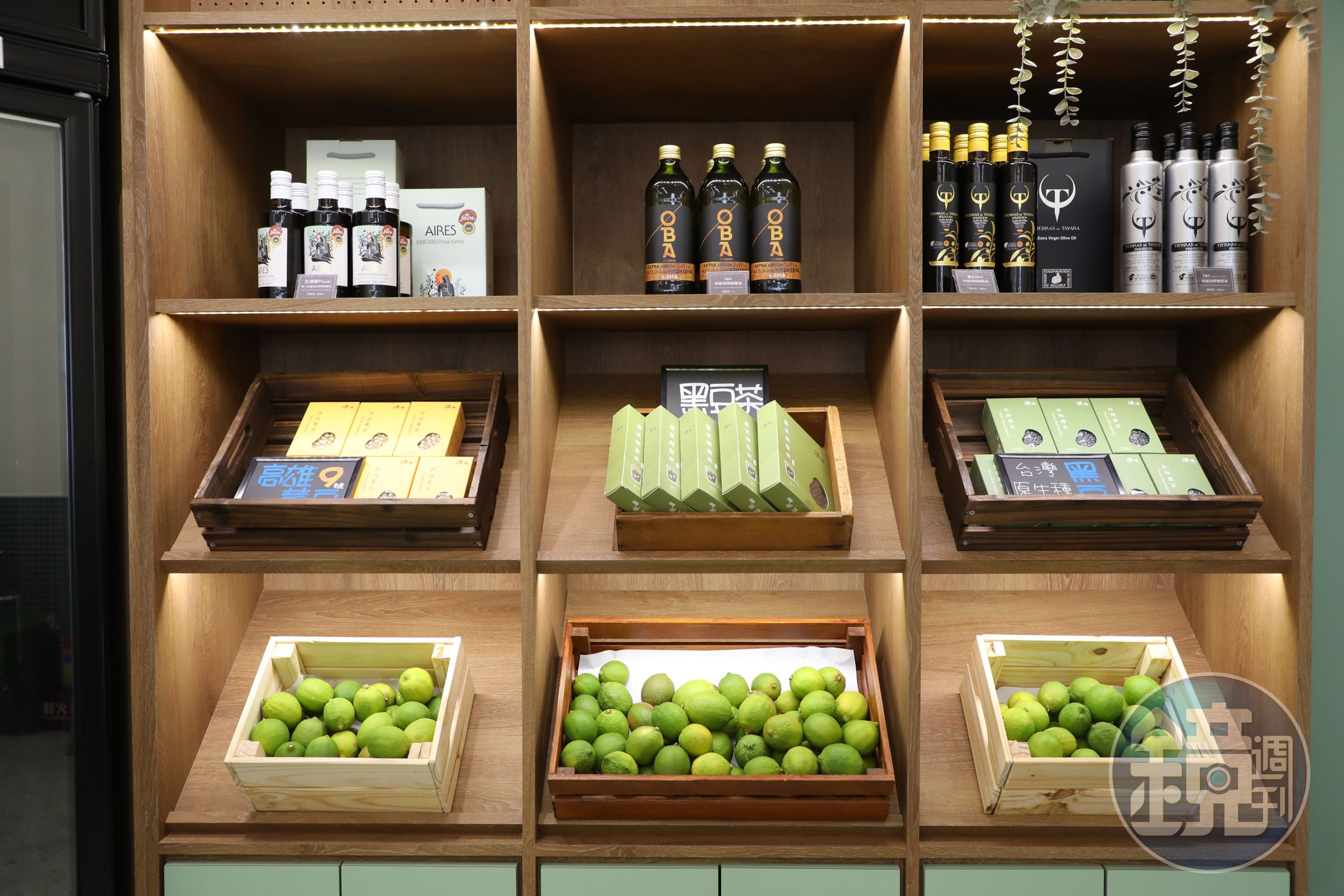 在店裡還能買到製作義式冰淇淋的黑豆、黃豆、橄欖油等食材原料。